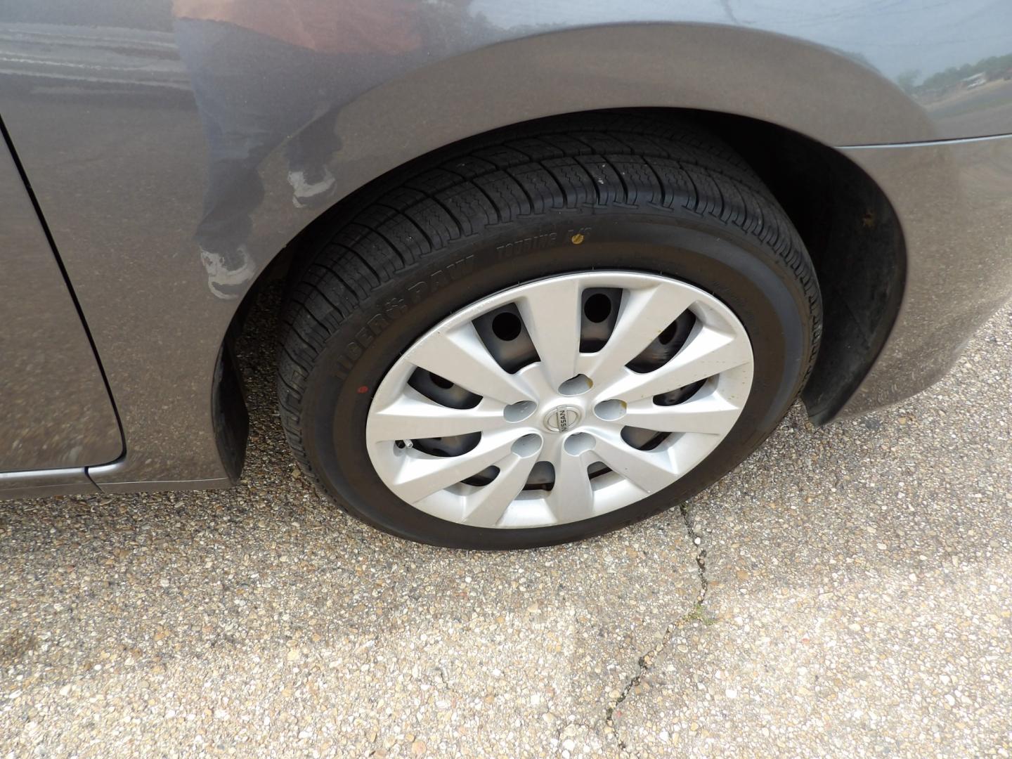 2015 Brilliant Silver /Black Nissan Sentra S 6MT (3N1AB7APXFY) with an 1.8L L4 SFI DOHC 16V engine, 6-Speed automatic transmission, located at 401 First NE, Bearden, AR, 71720, (870) 687-3414, 33.726528, -92.611519 - Photo#4