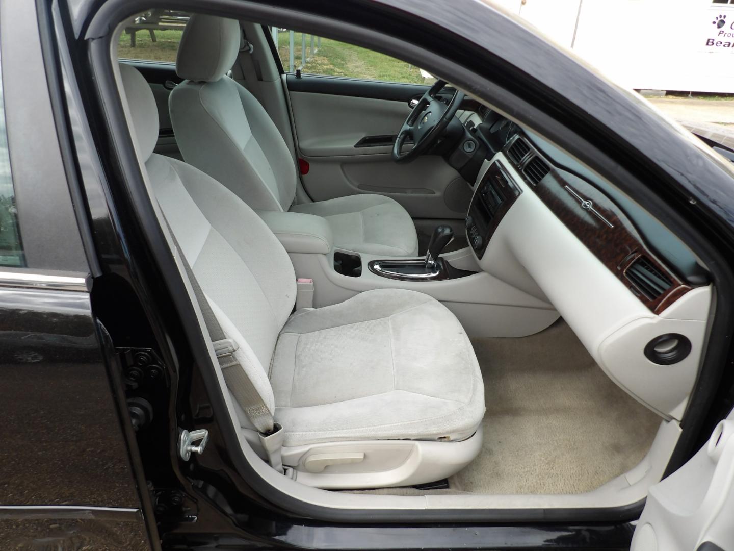 2014 Black /Gray Chevrolet Impala LT (2G1WB5E30E1) with an 3.6L V6 DOHC 16V FFV engine, 6-Speed Automatic transmission, located at 401 First NE, Bearden, AR, 71720, (870) 687-3414, 33.726528, -92.611519 - Photo#13