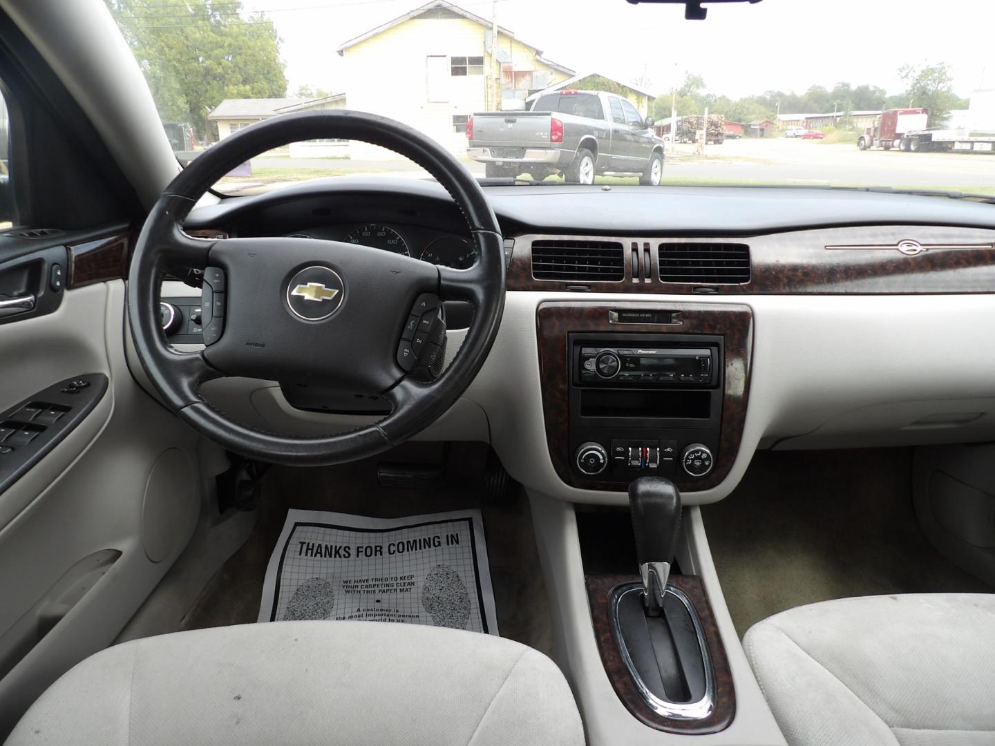 2014 Black /Gray Chevrolet Impala LT (2G1WB5E30E1) with an 3.6L V6 DOHC 16V FFV engine, 6-Speed Automatic transmission, located at 401 First NE, Bearden, AR, 71720, (870) 687-3414, 33.726528, -92.611519 - Photo#15