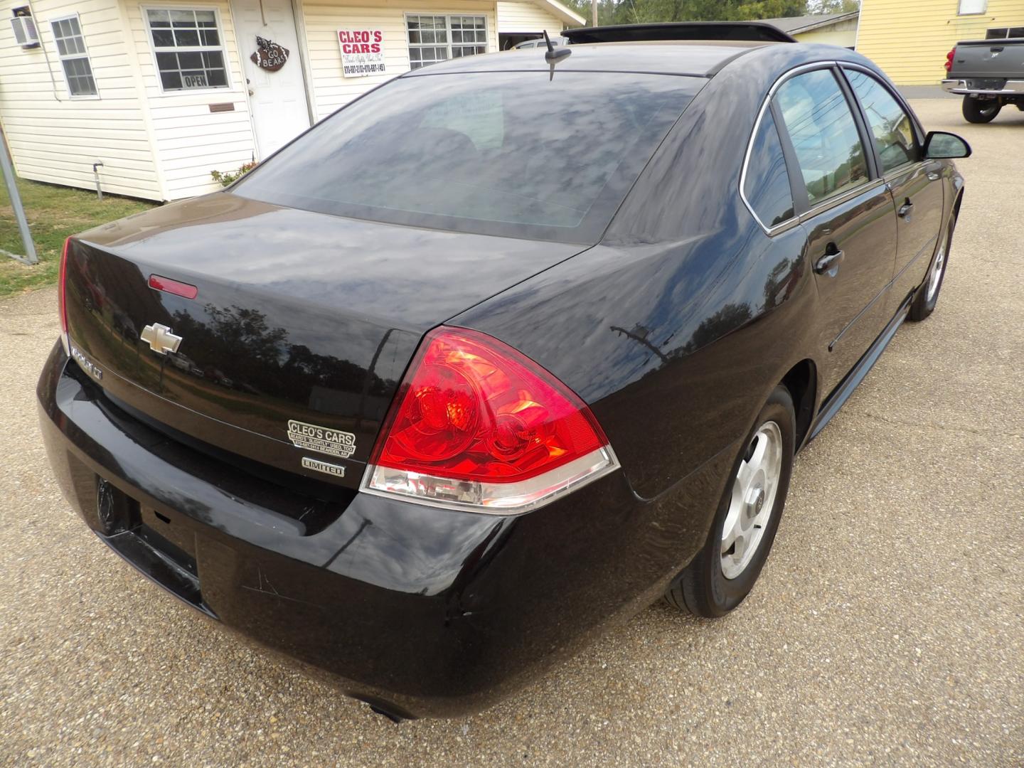 2014 Black /Gray Chevrolet Impala LT (2G1WB5E30E1) with an 3.6L V6 DOHC 16V FFV engine, 6-Speed Automatic transmission, located at 401 First NE, Bearden, AR, 71720, (870) 687-3414, 33.726528, -92.611519 - Photo#16