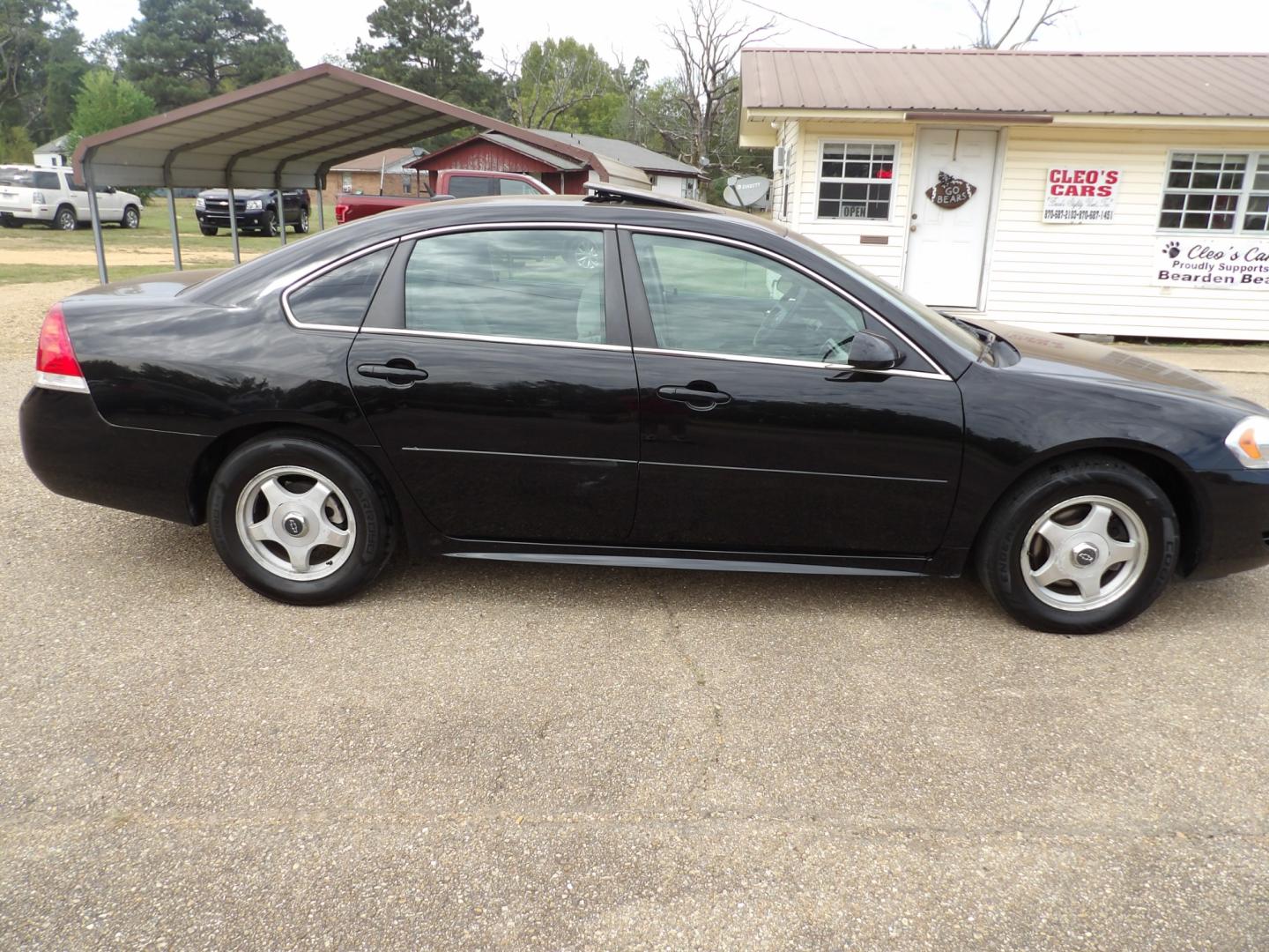 2014 Black /Gray Chevrolet Impala LT (2G1WB5E30E1) with an 3.6L V6 DOHC 16V FFV engine, 6-Speed Automatic transmission, located at 401 First NE, Bearden, AR, 71720, (870) 687-3414, 33.726528, -92.611519 - Photo#17