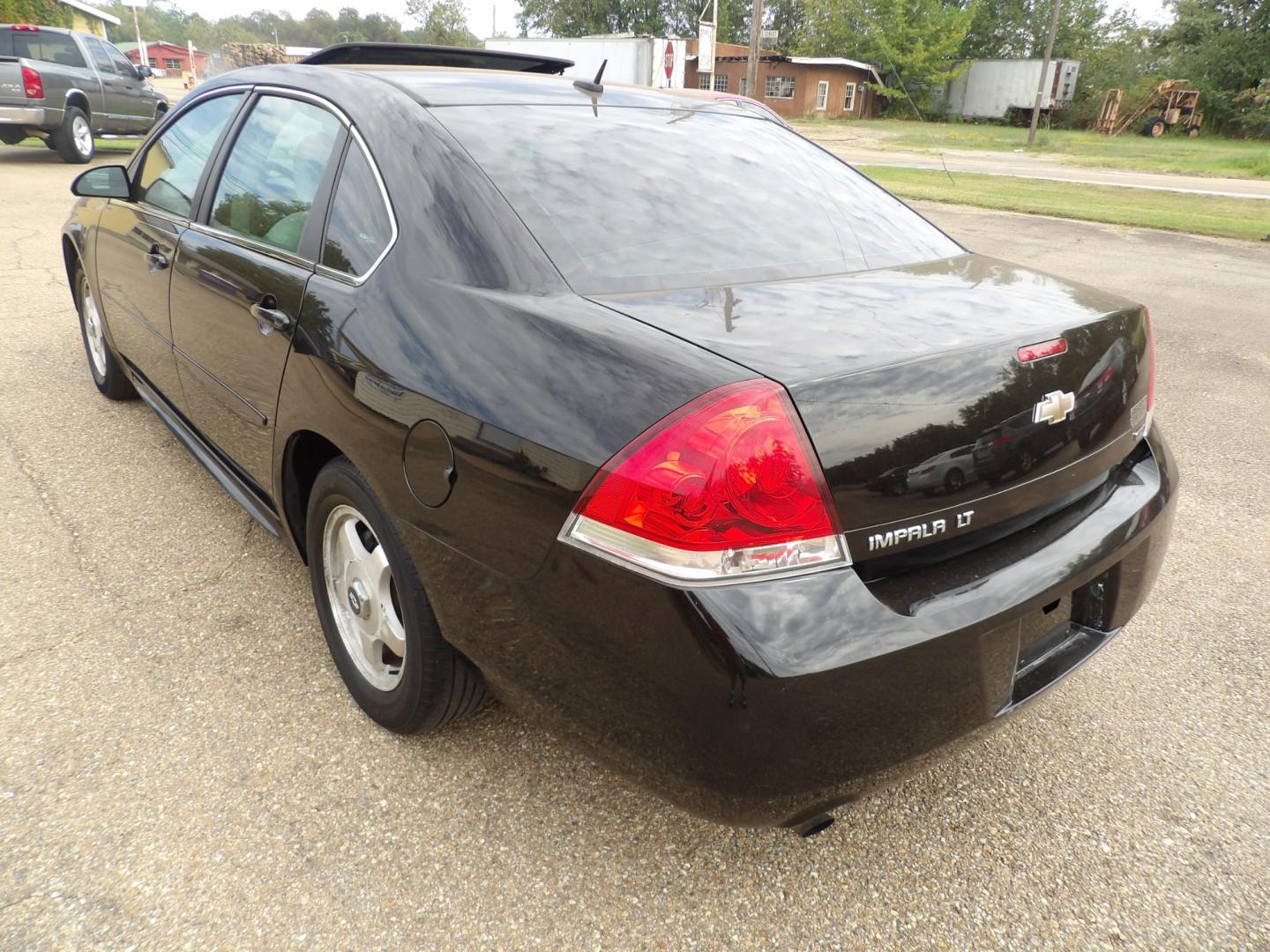 2014 Black /Gray Chevrolet Impala LT (2G1WB5E30E1) with an 3.6L V6 DOHC 16V FFV engine, 6-Speed Automatic transmission, located at 401 First NE, Bearden, AR, 71720, (870) 687-3414, 33.726528, -92.611519 - Photo#2