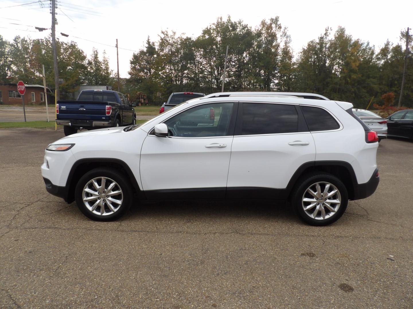 2016 Bright White /Tan Jeep Cherokee Limited FWD (1C4PJLDB5GW) with an 2.4L L4 DOHC 16V engine, 9A transmission, located at 401 First NE, Bearden, AR, 71720, (870) 687-3414, 33.726528, -92.611519 - Photo#1