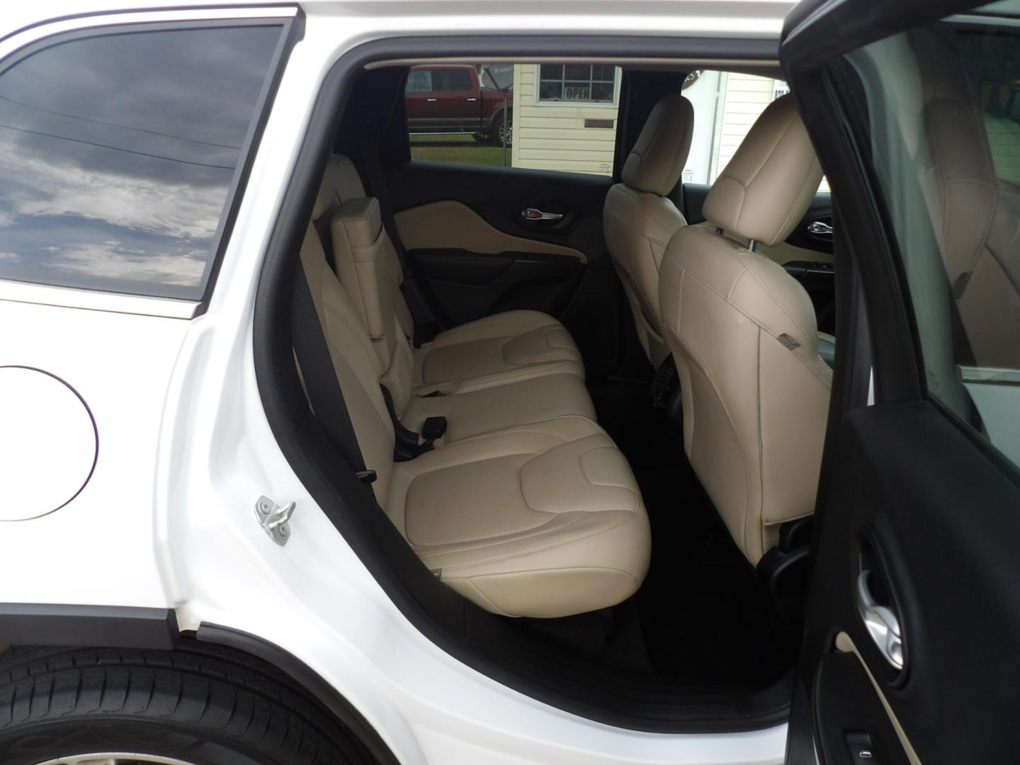 2016 Bright White /Tan Jeep Cherokee Limited FWD (1C4PJLDB5GW) with an 2.4L L4 DOHC 16V engine, 9A transmission, located at 401 First NE, Bearden, AR, 71720, (870) 687-3414, 33.726528, -92.611519 - Photo#20