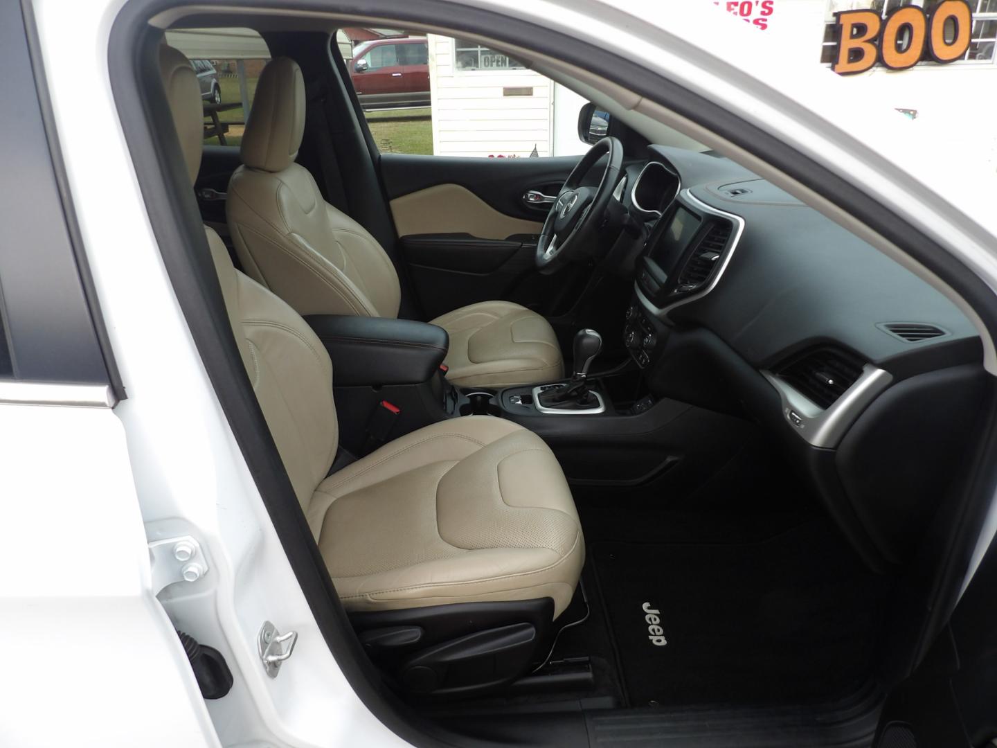 2016 Bright White /Tan Jeep Cherokee Limited FWD (1C4PJLDB5GW) with an 2.4L L4 DOHC 16V engine, 9A transmission, located at 401 First NE, Bearden, AR, 71720, (870) 687-3414, 33.726528, -92.611519 - Photo#21