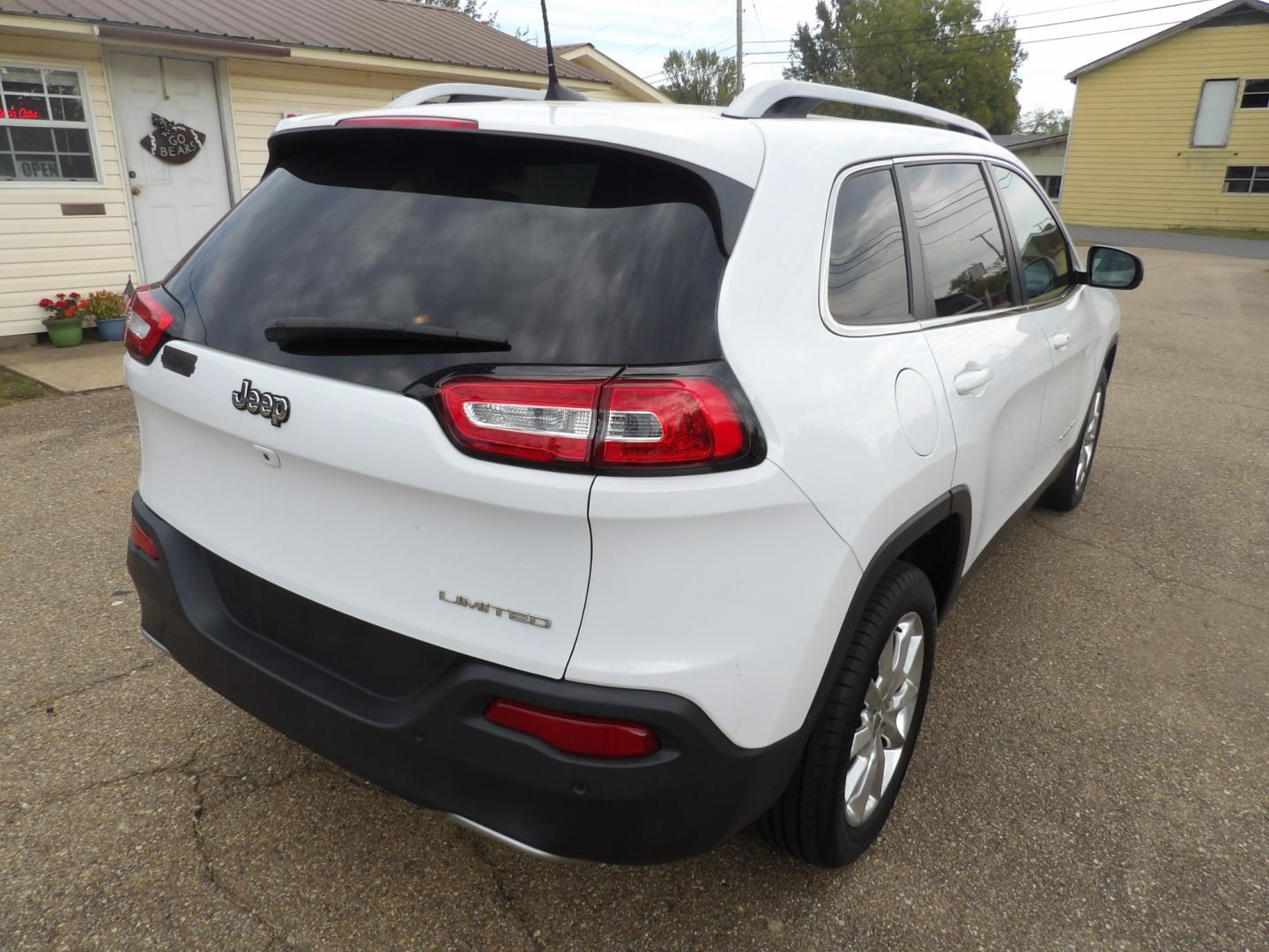 2016 Bright White /Tan Jeep Cherokee Limited FWD (1C4PJLDB5GW) with an 2.4L L4 DOHC 16V engine, 9A transmission, located at 401 First NE, Bearden, AR, 71720, (870) 687-3414, 33.726528, -92.611519 - Photo#23