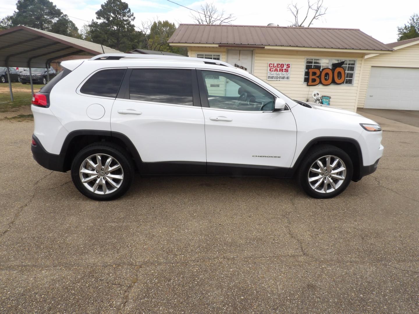 2016 Bright White /Tan Jeep Cherokee Limited FWD (1C4PJLDB5GW) with an 2.4L L4 DOHC 16V engine, 9A transmission, located at 401 First NE, Bearden, AR, 71720, (870) 687-3414, 33.726528, -92.611519 - Photo#24