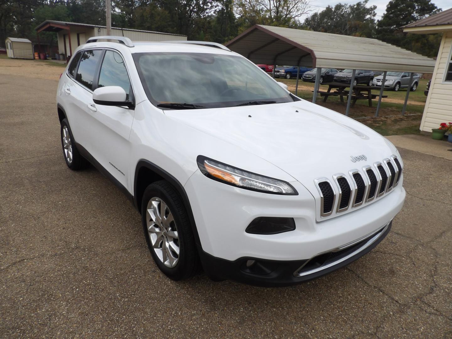 2016 Bright White /Tan Jeep Cherokee Limited FWD (1C4PJLDB5GW) with an 2.4L L4 DOHC 16V engine, 9A transmission, located at 401 First NE, Bearden, AR, 71720, (870) 687-3414, 33.726528, -92.611519 - Photo#26