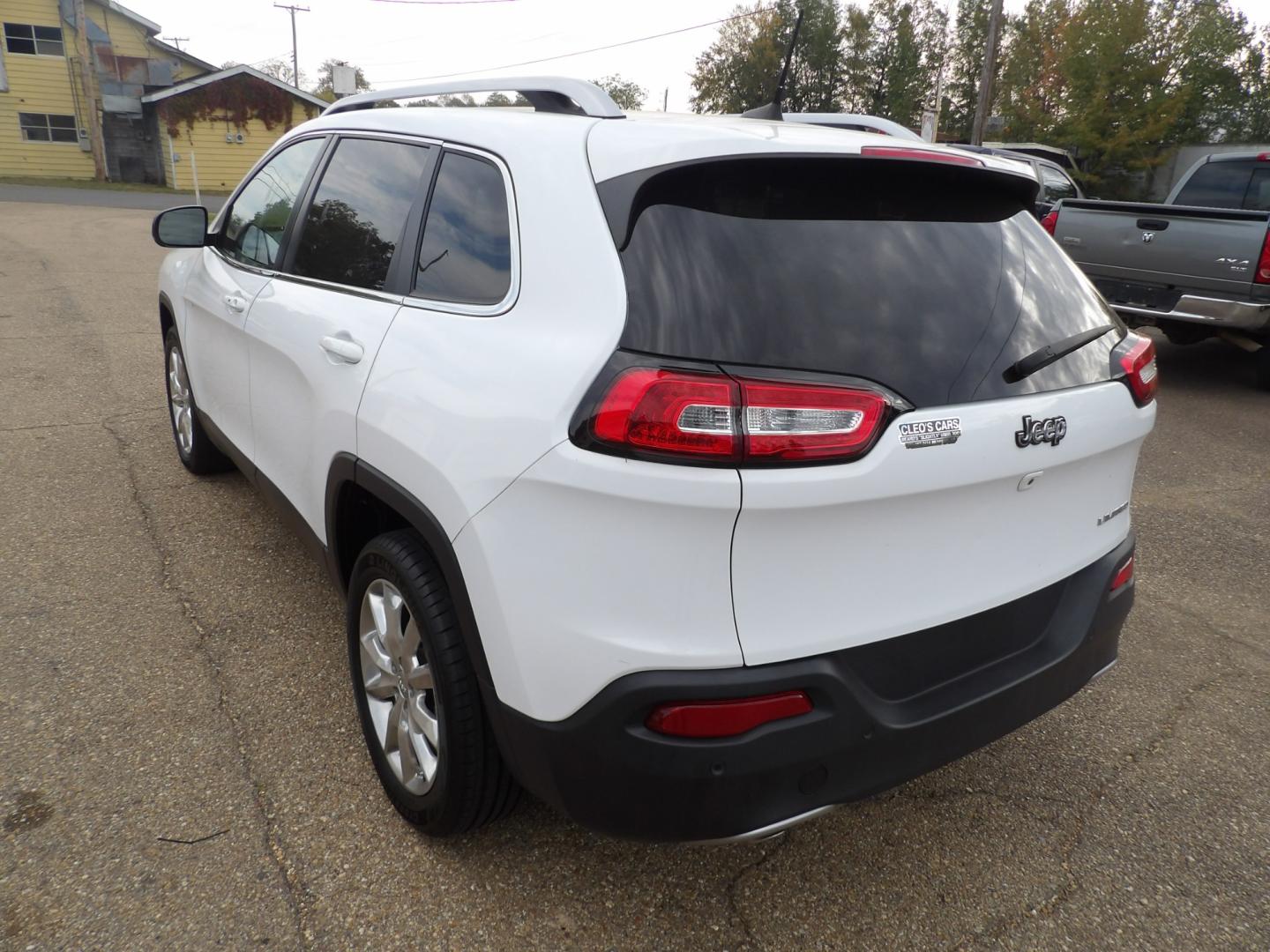 2016 Bright White /Tan Jeep Cherokee Limited FWD (1C4PJLDB5GW) with an 2.4L L4 DOHC 16V engine, 9A transmission, located at 401 First NE, Bearden, AR, 71720, (870) 687-3414, 33.726528, -92.611519 - Photo#2