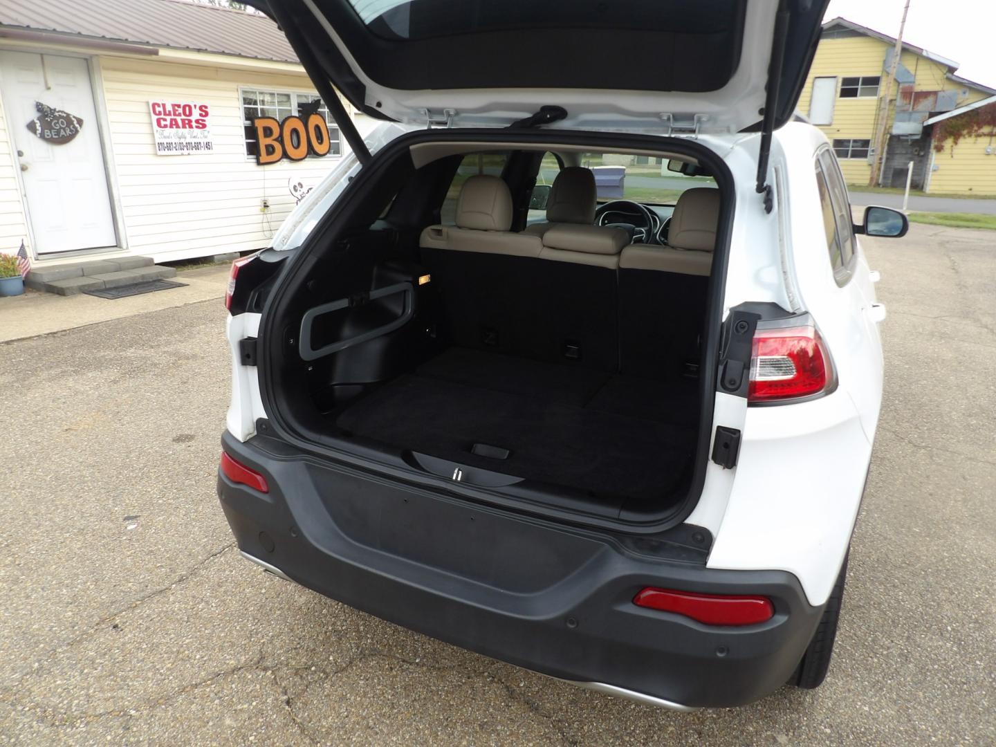 2016 Bright White /Tan Jeep Cherokee Limited FWD (1C4PJLDB5GW) with an 2.4L L4 DOHC 16V engine, 9A transmission, located at 401 First NE, Bearden, AR, 71720, (870) 687-3414, 33.726528, -92.611519 - Photo#3