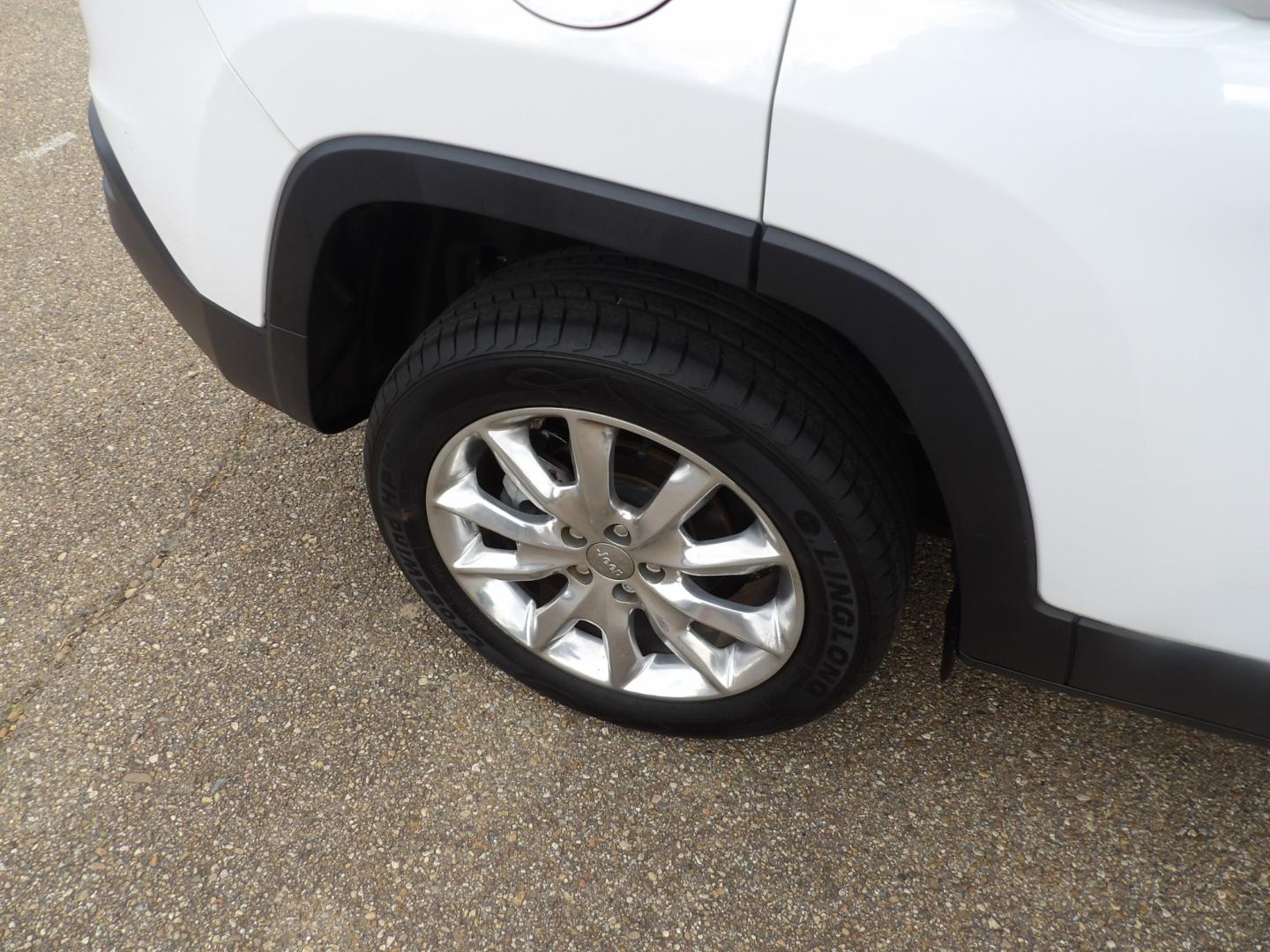 2016 Bright White /Tan Jeep Cherokee Limited FWD (1C4PJLDB5GW) with an 2.4L L4 DOHC 16V engine, 9A transmission, located at 401 First NE, Bearden, AR, 71720, (870) 687-3414, 33.726528, -92.611519 - Photo#5