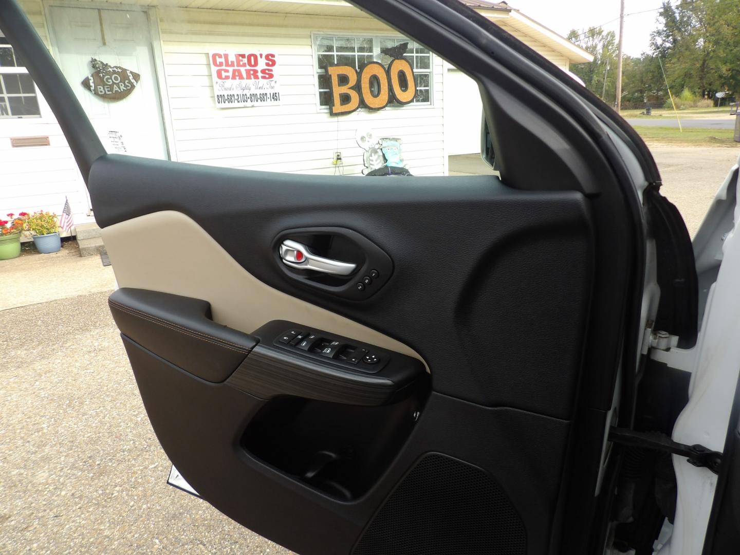 2016 Bright White /Tan Jeep Cherokee Limited FWD (1C4PJLDB5GW) with an 2.4L L4 DOHC 16V engine, 9A transmission, located at 401 First NE, Bearden, AR, 71720, (870) 687-3414, 33.726528, -92.611519 - Photo#7