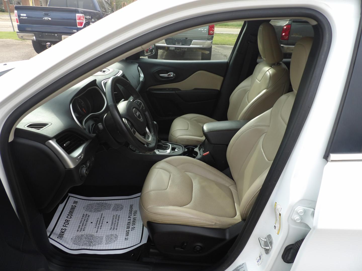 2016 Bright White /Tan Jeep Cherokee Limited FWD (1C4PJLDB5GW) with an 2.4L L4 DOHC 16V engine, 9A transmission, located at 401 First NE, Bearden, AR, 71720, (870) 687-3414, 33.726528, -92.611519 - Photo#8