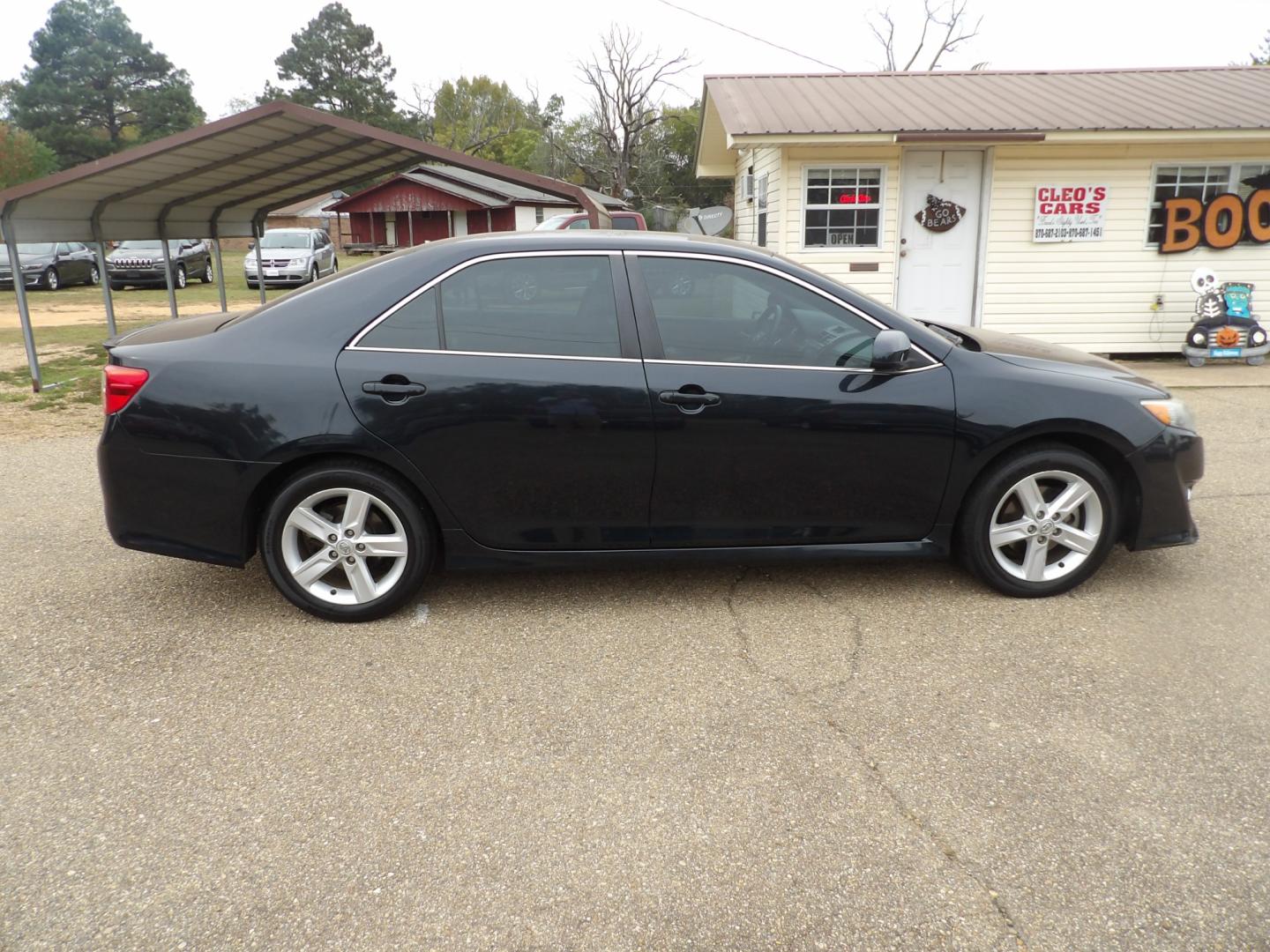 2014 Black /Black Toyota Camry SE (4T1BF1FK4EU) with an 2.5L L4 DOHC 16V engine, 6-Speed Automatic transmission, located at 401 First NE, Bearden, AR, 71720, (870) 687-3414, 33.726528, -92.611519 - Photo#19