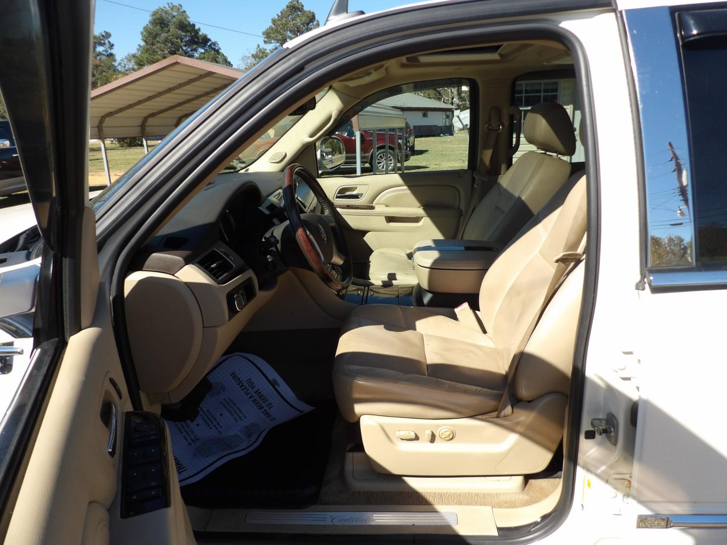 2010 White Diamond Pearl /Tan Cadillac Escalade AWD Luxury (1GYUKBEF5AR) with an 6.2L V8 OHV 16V FFV engine, 6-Speed Automatic transmission, located at 401 First NE, Bearden, AR, 71720, (870) 687-3414, 33.726528, -92.611519 - Photo#9