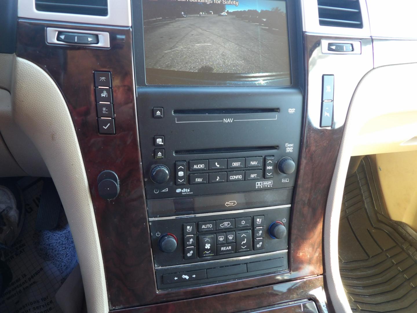 2010 White Diamond Pearl /Tan Cadillac Escalade AWD Luxury (1GYUKBEF5AR) with an 6.2L V8 OHV 16V FFV engine, 6-Speed Automatic transmission, located at 401 First NE, Bearden, AR, 71720, (870) 687-3414, 33.726528, -92.611519 - Photo#14