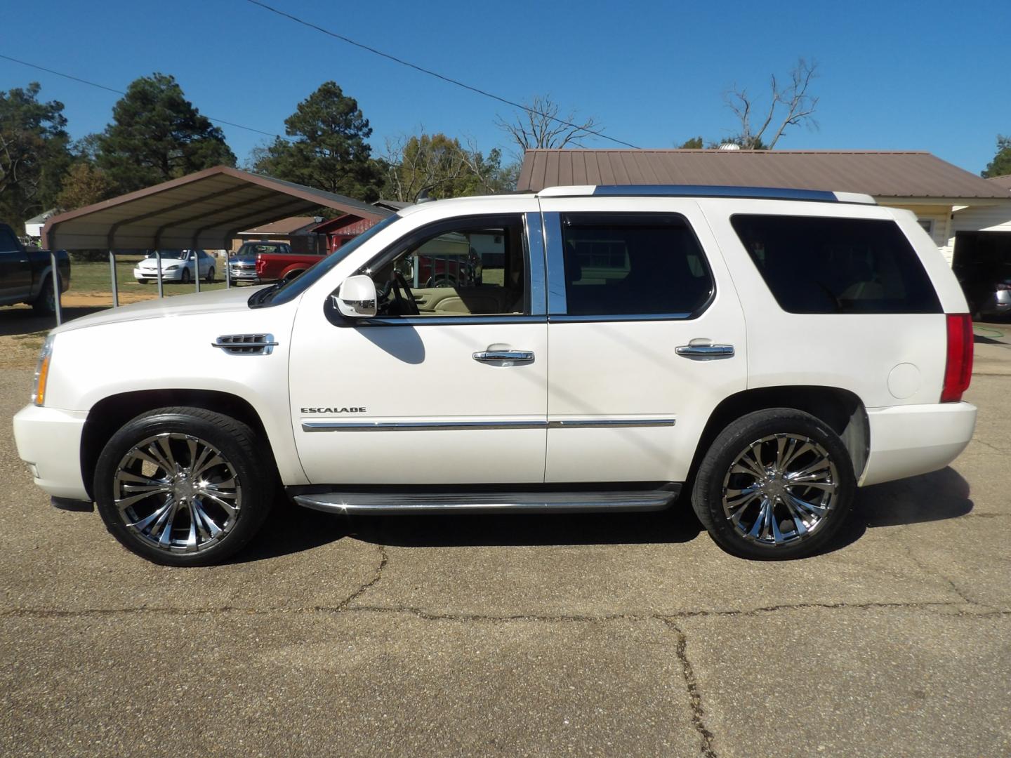 2010 White Diamond Pearl /Tan Cadillac Escalade AWD Luxury (1GYUKBEF5AR) with an 6.2L V8 OHV 16V FFV engine, 6-Speed Automatic transmission, located at 401 First NE, Bearden, AR, 71720, (870) 687-3414, 33.726528, -92.611519 - Photo#1