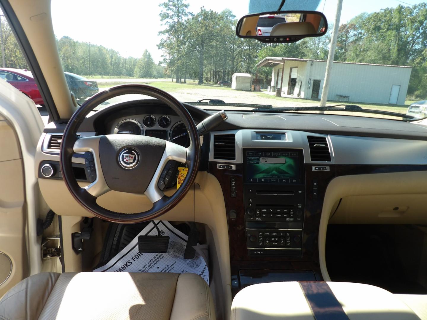 2010 White Diamond Pearl /Tan Cadillac Escalade AWD Luxury (1GYUKBEF5AR) with an 6.2L V8 OHV 16V FFV engine, 6-Speed Automatic transmission, located at 401 First NE, Bearden, AR, 71720, (870) 687-3414, 33.726528, -92.611519 - Photo#20