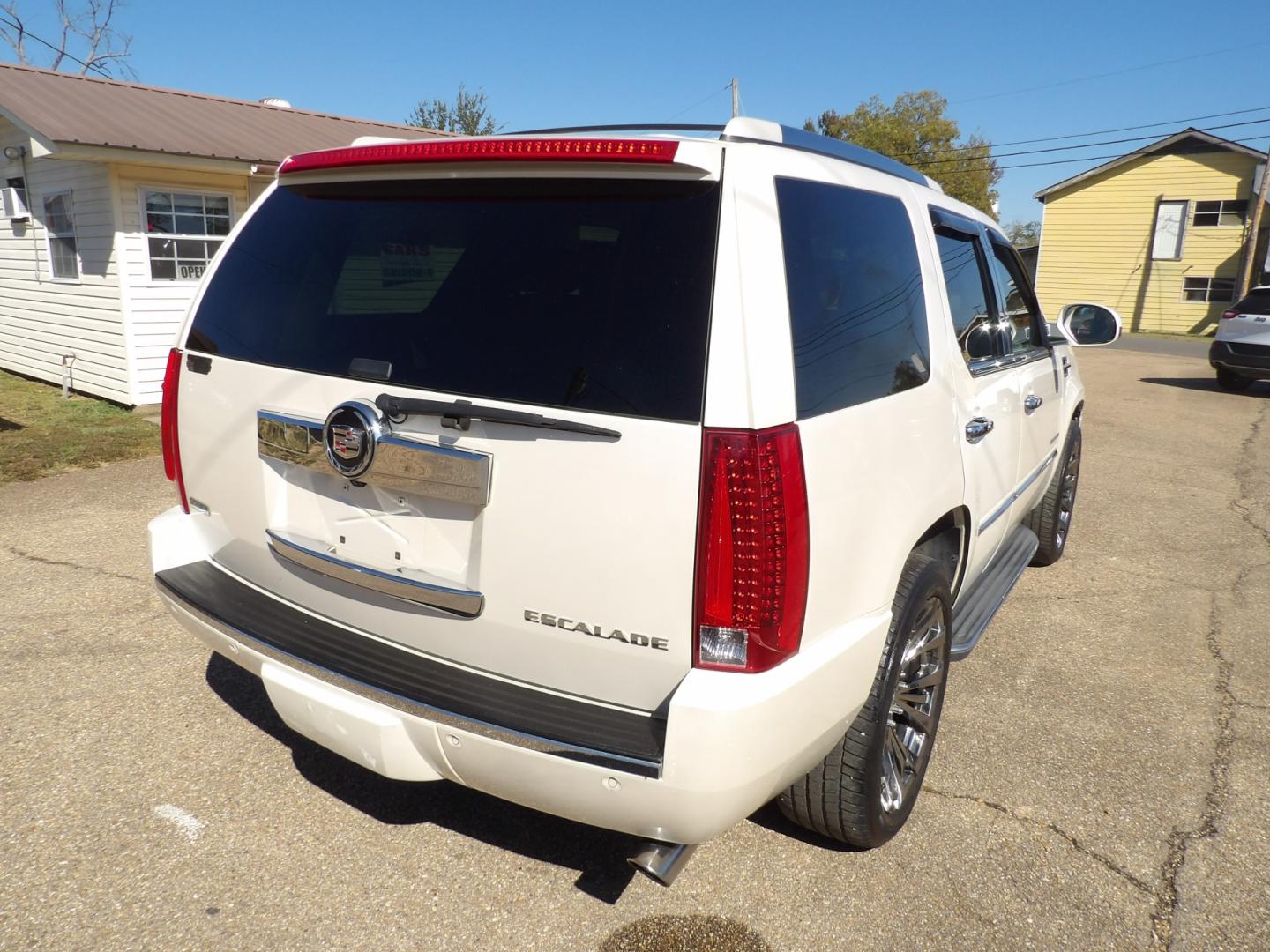 2010 White Diamond Pearl /Tan Cadillac Escalade AWD Luxury (1GYUKBEF5AR) with an 6.2L V8 OHV 16V FFV engine, 6-Speed Automatic transmission, located at 401 First NE, Bearden, AR, 71720, (870) 687-3414, 33.726528, -92.611519 - Photo#21