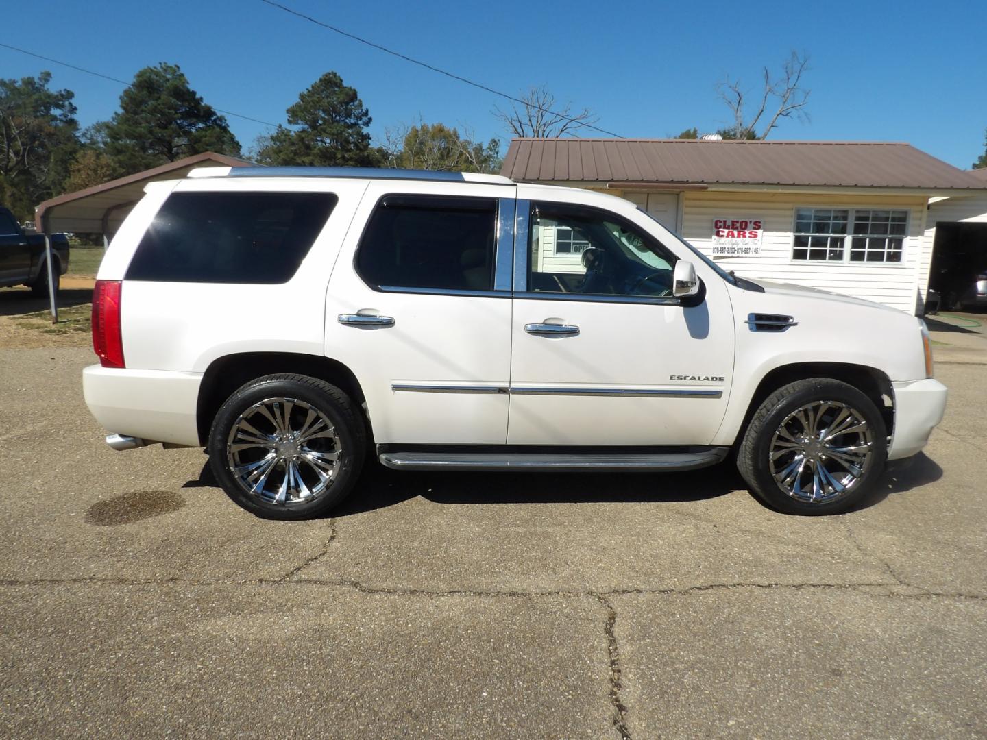 2010 White Diamond Pearl /Tan Cadillac Escalade AWD Luxury (1GYUKBEF5AR) with an 6.2L V8 OHV 16V FFV engine, 6-Speed Automatic transmission, located at 401 First NE, Bearden, AR, 71720, (870) 687-3414, 33.726528, -92.611519 - Photo#22