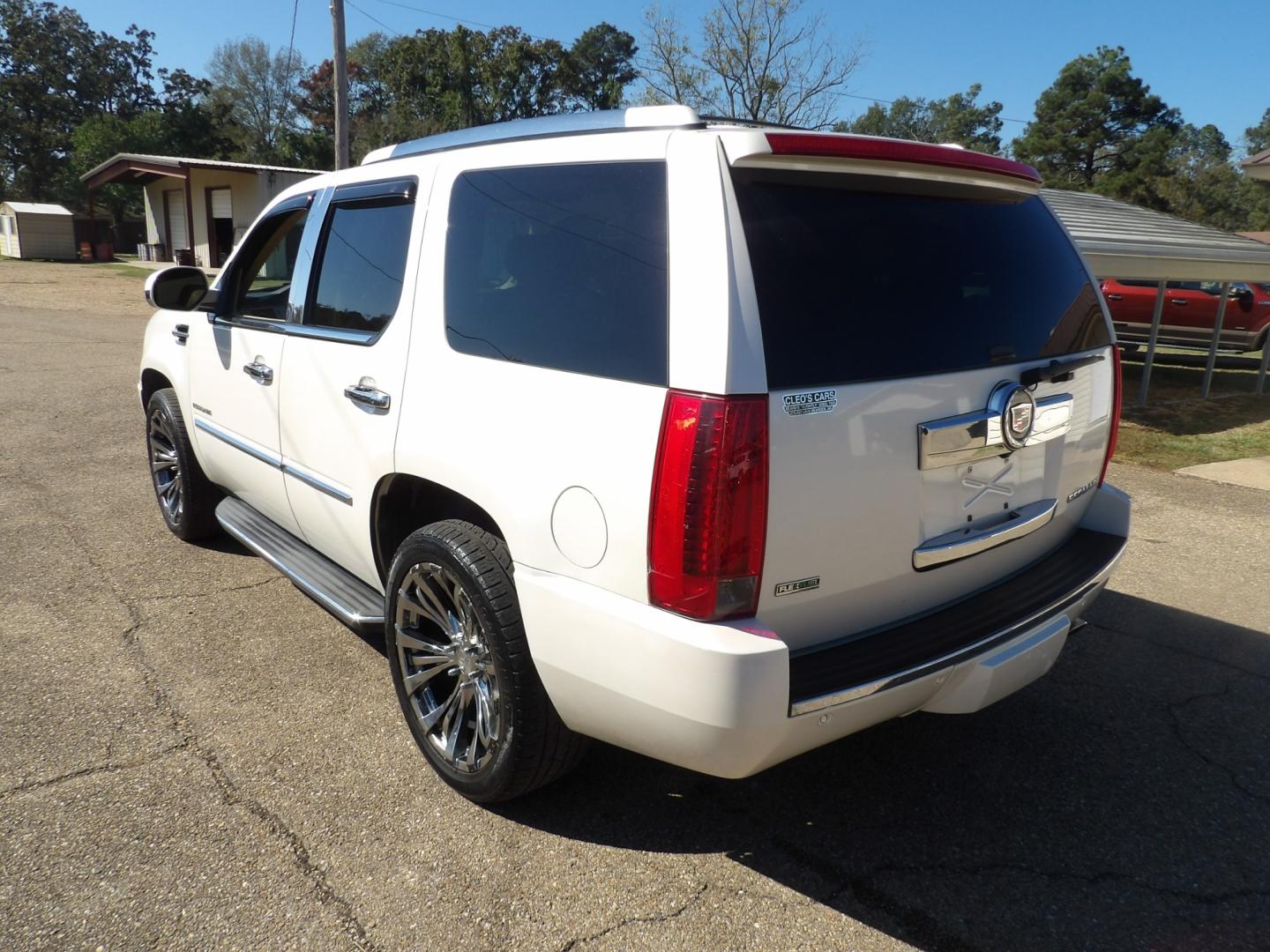 2010 White Diamond Pearl /Tan Cadillac Escalade AWD Luxury (1GYUKBEF5AR) with an 6.2L V8 OHV 16V FFV engine, 6-Speed Automatic transmission, located at 401 First NE, Bearden, AR, 71720, (870) 687-3414, 33.726528, -92.611519 - Photo#2