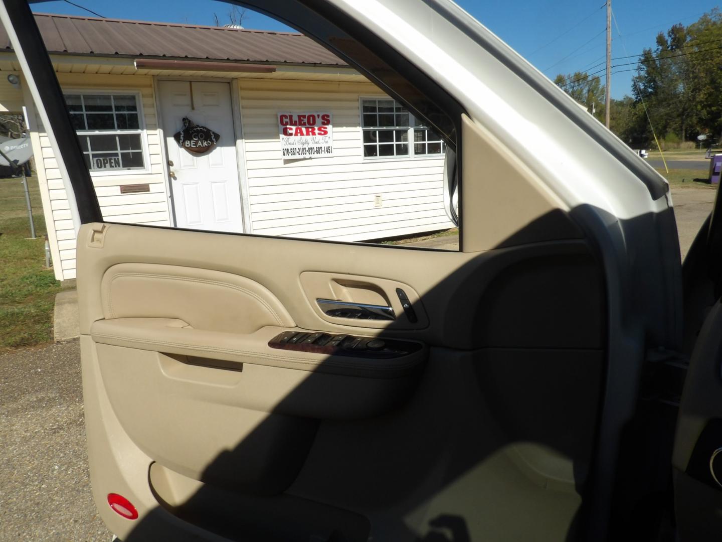 2010 White Diamond Pearl /Tan Cadillac Escalade AWD Luxury (1GYUKBEF5AR) with an 6.2L V8 OHV 16V FFV engine, 6-Speed Automatic transmission, located at 401 First NE, Bearden, AR, 71720, (870) 687-3414, 33.726528, -92.611519 - Photo#8