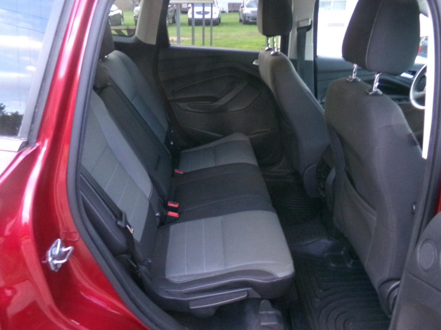 2016 Ruby Red Metallic /Gray Ford Escape SE (1FMCU0GX9GU) with an 1.6L Ecoboost engine, automatic transmission, located at 401 First NE, Bearden, AR, 71720, (870) 687-3414, 33.726528, -92.611519 - Photo#19