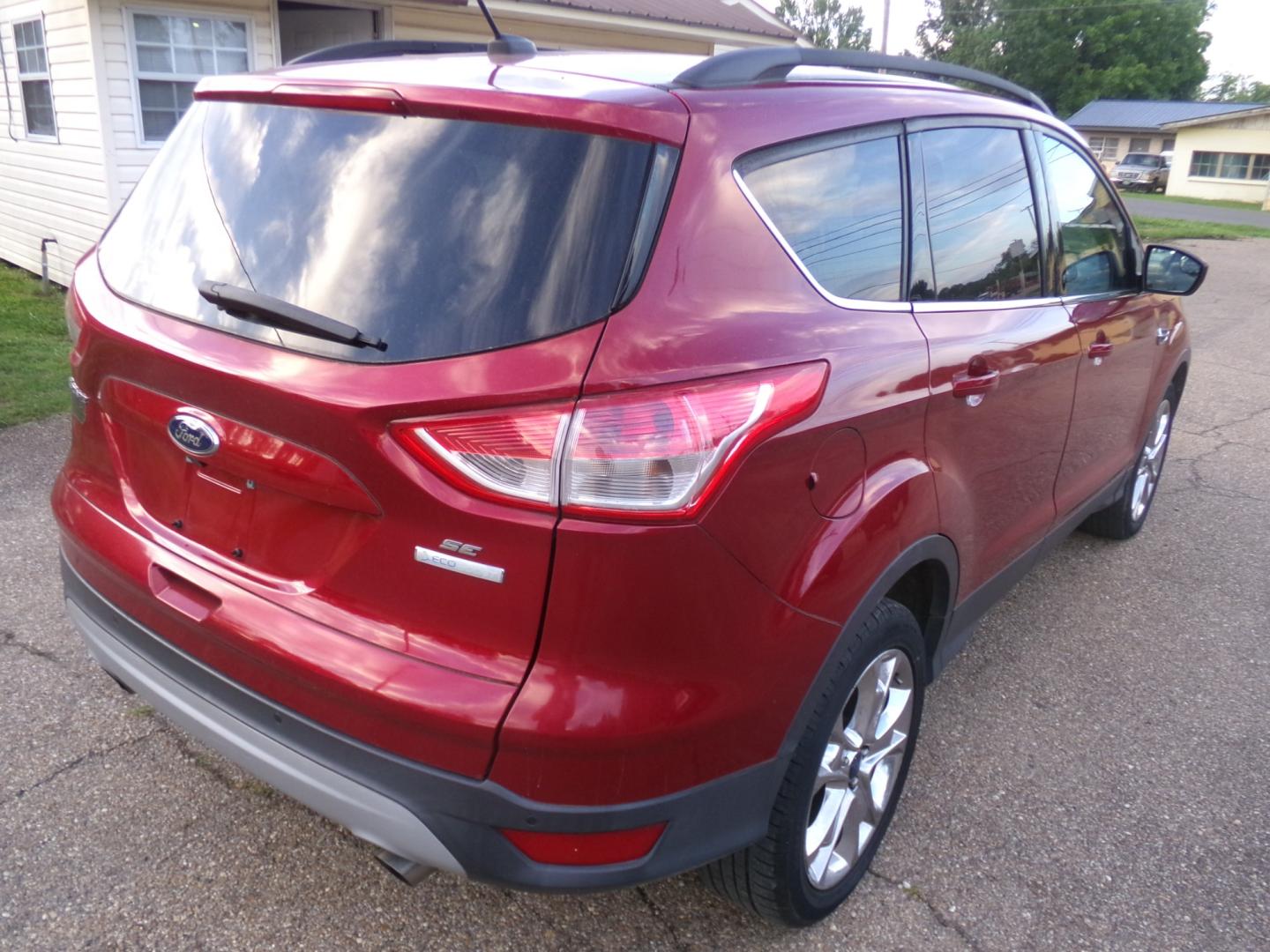 2016 Ruby Red Metallic /Gray Ford Escape SE (1FMCU0GX9GU) with an 1.6L Ecoboost engine, automatic transmission, located at 401 First NE, Bearden, AR, 71720, (870) 687-3414, 33.726528, -92.611519 - Photo#22