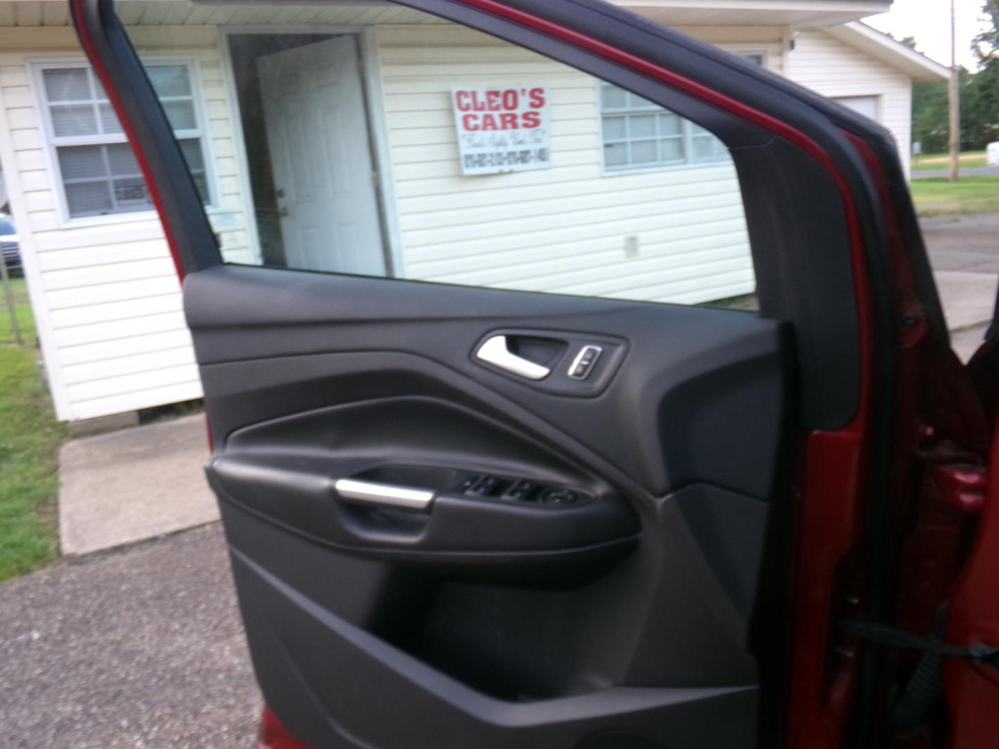 2016 Ruby Red Metallic /Gray Ford Escape SE (1FMCU0GX9GU) with an 1.6L Ecoboost engine, automatic transmission, located at 401 First NE, Bearden, AR, 71720, (870) 687-3414, 33.726528, -92.611519 - Photo#7