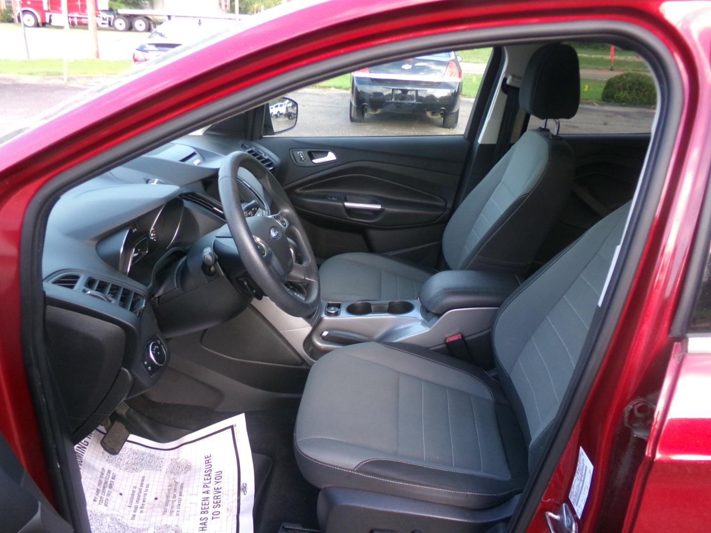 2016 Ruby Red Metallic /Gray Ford Escape SE (1FMCU0GX9GU) with an 1.6L Ecoboost engine, automatic transmission, located at 401 First NE, Bearden, AR, 71720, (870) 687-3414, 33.726528, -92.611519 - Photo#8