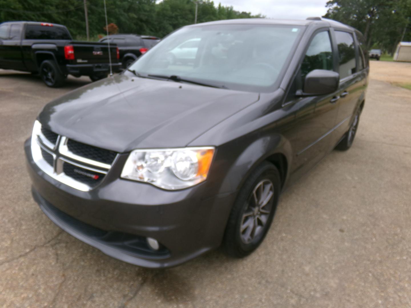 2017 Granite Crystal Metallic /Black Dodge Grand Caravan SXT (2C4RDGCG0HR) with an 3.6L engine, automatic transmission, located at 401 First NE, Bearden, AR, 71720, (870) 687-3414, 33.726528, -92.611519 - Photo#0