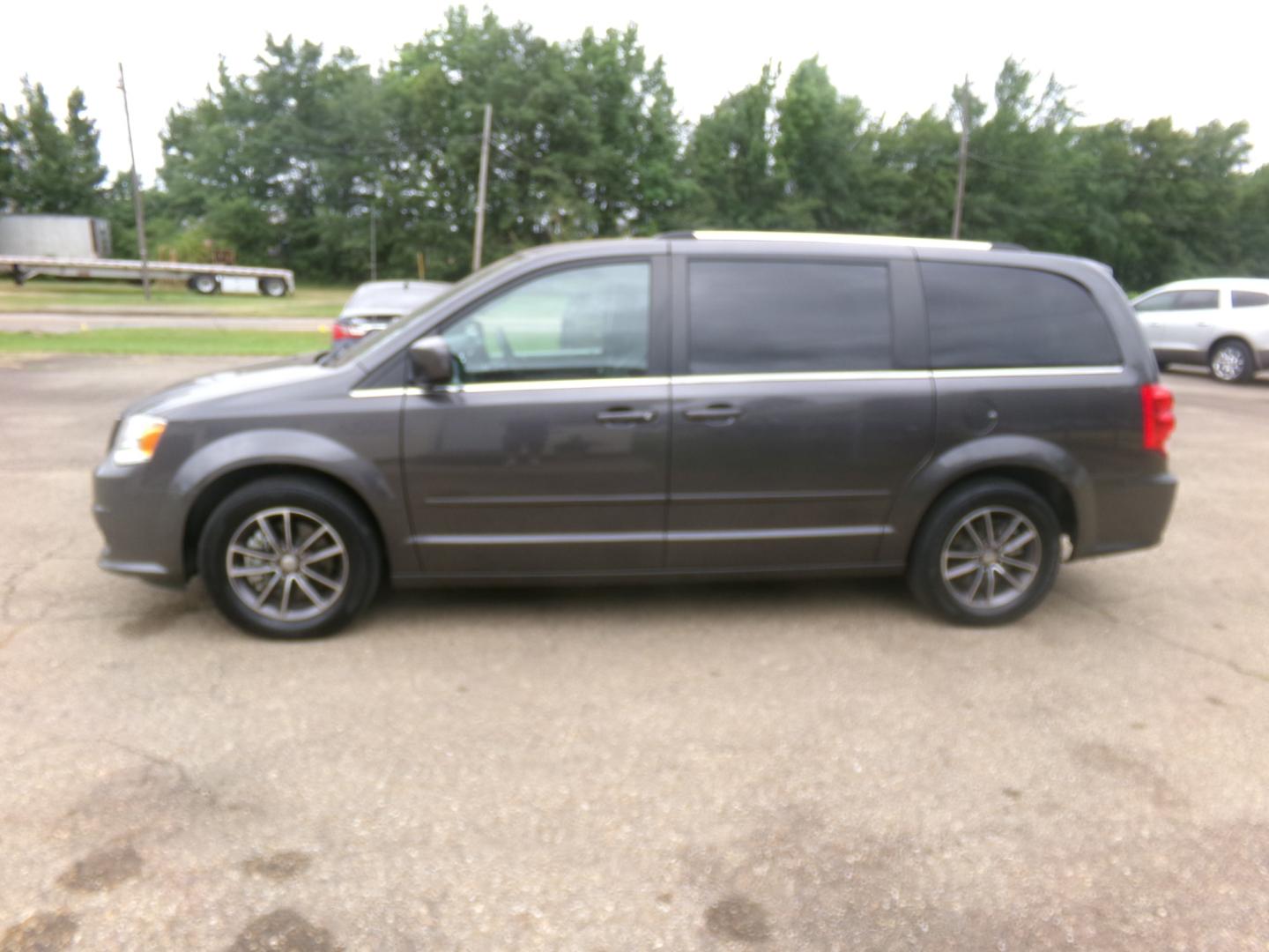 2017 Granite Crystal Metallic /Black Dodge Grand Caravan SXT (2C4RDGCG0HR) with an 3.6L engine, automatic transmission, located at 401 First NE, Bearden, AR, 71720, (870) 687-3414, 33.726528, -92.611519 - Photo#1