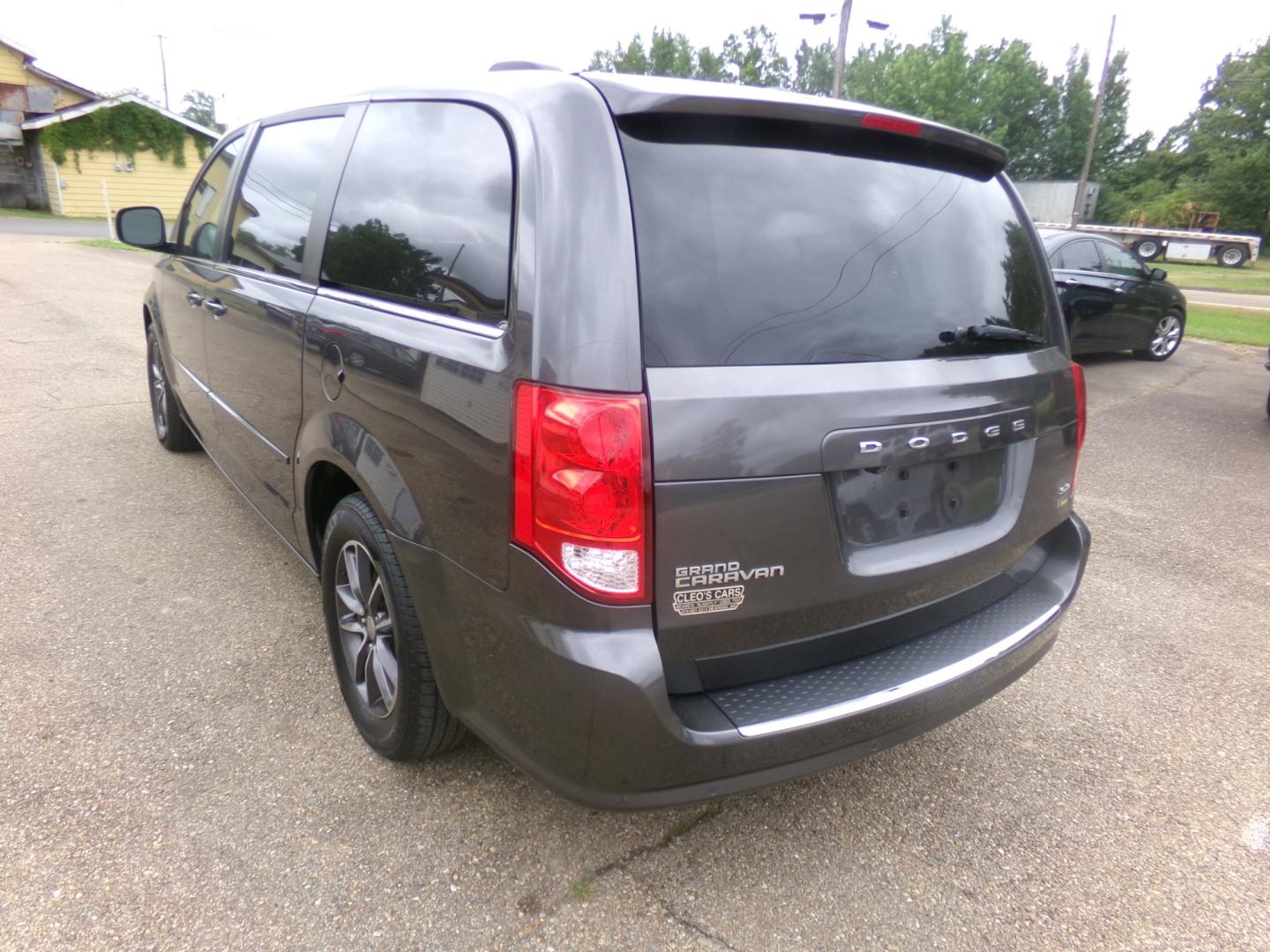 2017 Granite Crystal Metallic /Black Dodge Grand Caravan SXT (2C4RDGCG0HR) with an 3.6L engine, automatic transmission, located at 401 First NE, Bearden, AR, 71720, (870) 687-3414, 33.726528, -92.611519 - Photo#2