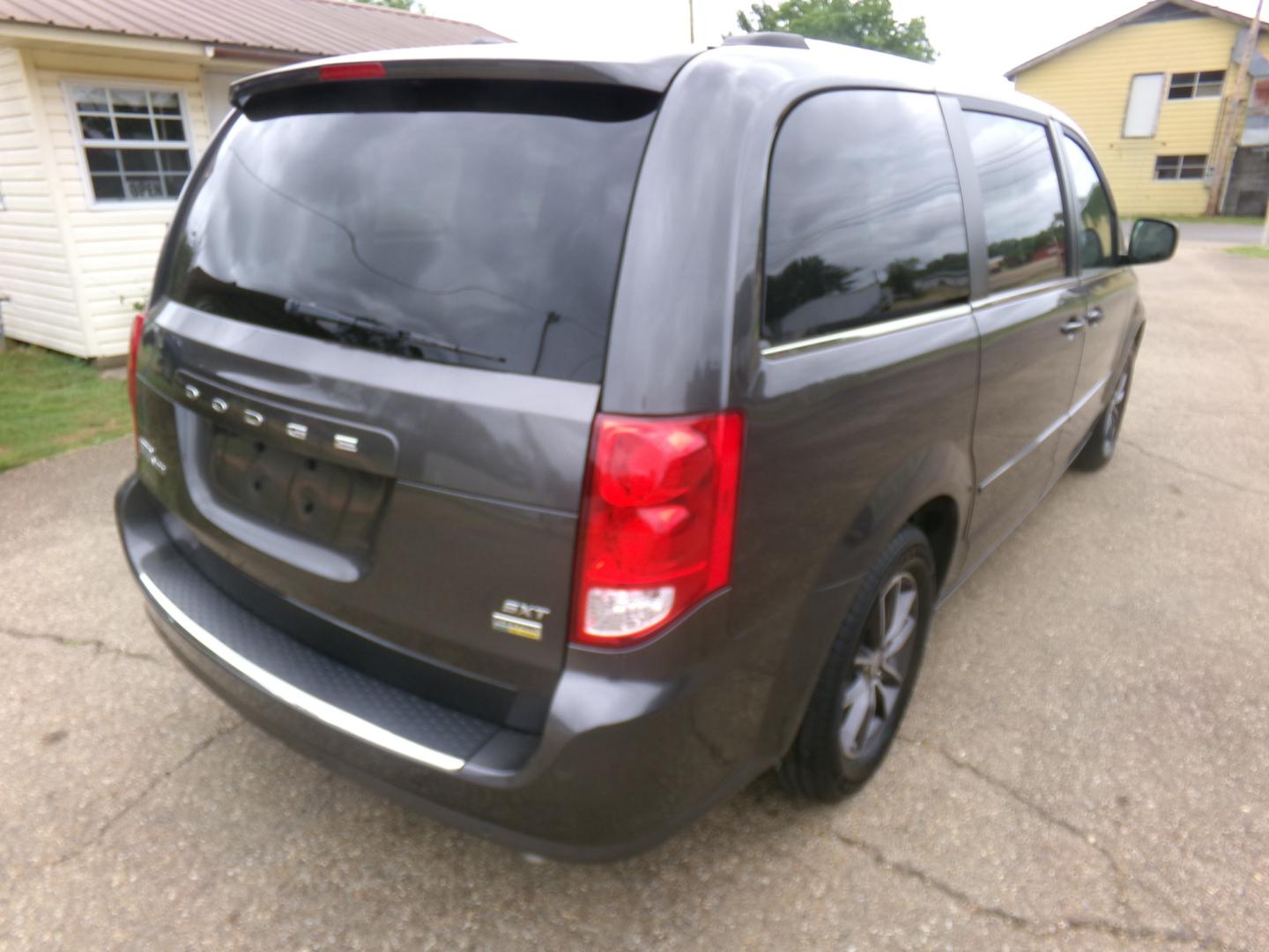 2017 Granite Crystal Metallic /Black Dodge Grand Caravan SXT (2C4RDGCG0HR) with an 3.6L engine, automatic transmission, located at 401 First NE, Bearden, AR, 71720, (870) 687-3414, 33.726528, -92.611519 - Photo#26