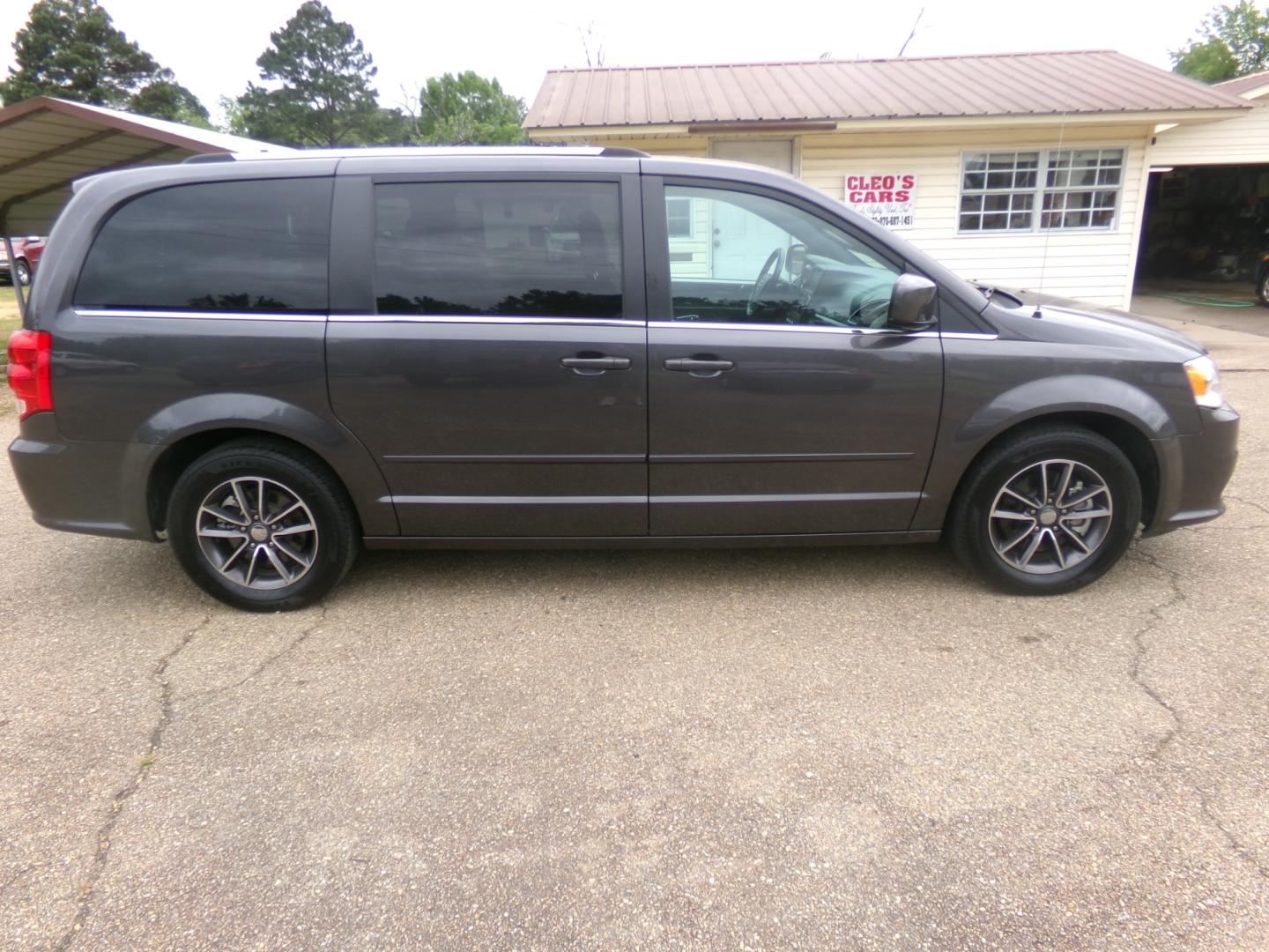 2017 Granite Crystal Metallic /Black Dodge Grand Caravan SXT (2C4RDGCG0HR) with an 3.6L engine, automatic transmission, located at 401 First NE, Bearden, AR, 71720, (870) 687-3414, 33.726528, -92.611519 - Photo#27