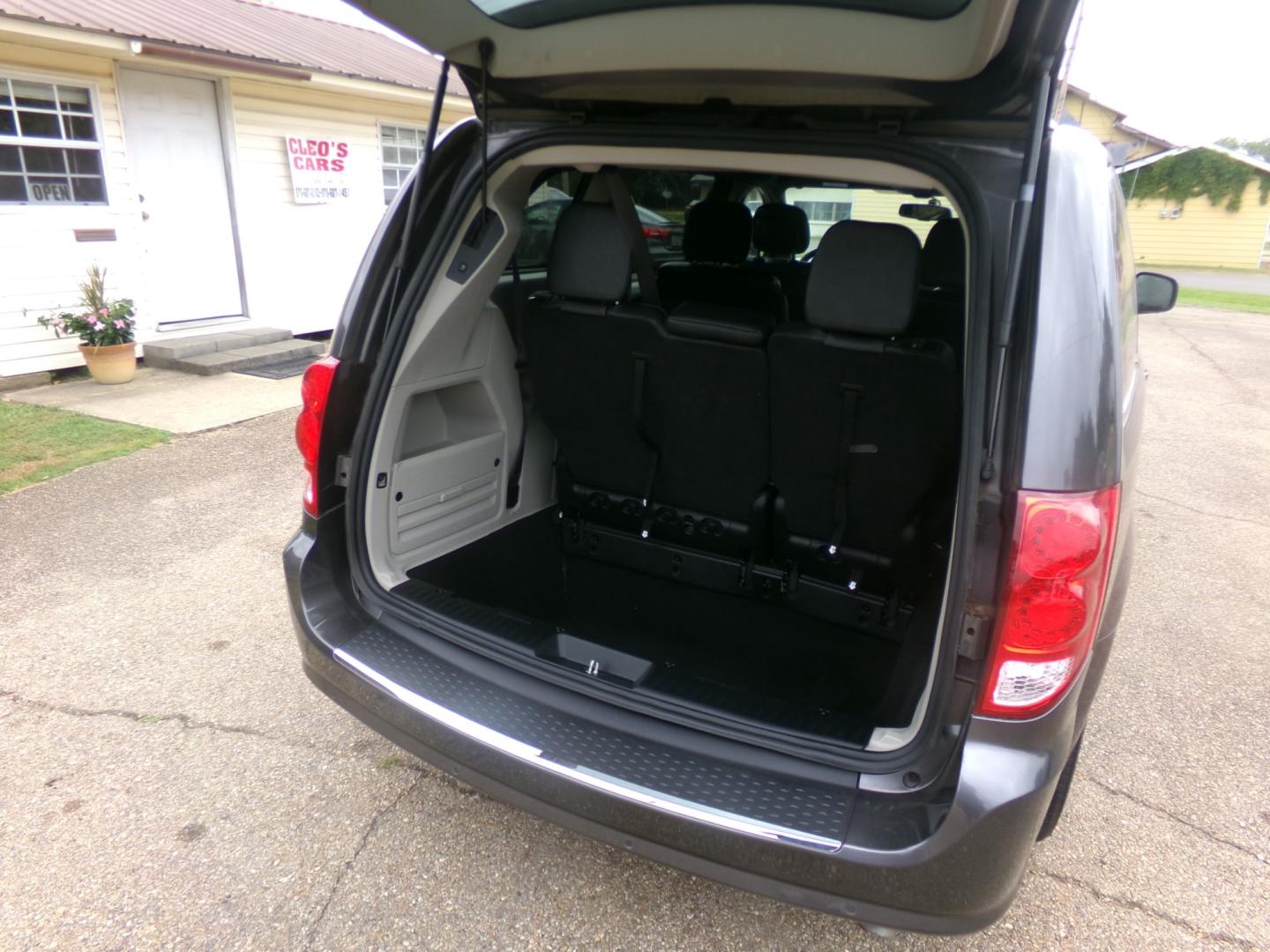 2017 Granite Crystal Metallic /Black Dodge Grand Caravan SXT (2C4RDGCG0HR) with an 3.6L engine, automatic transmission, located at 401 First NE, Bearden, AR, 71720, (870) 687-3414, 33.726528, -92.611519 - Photo#3