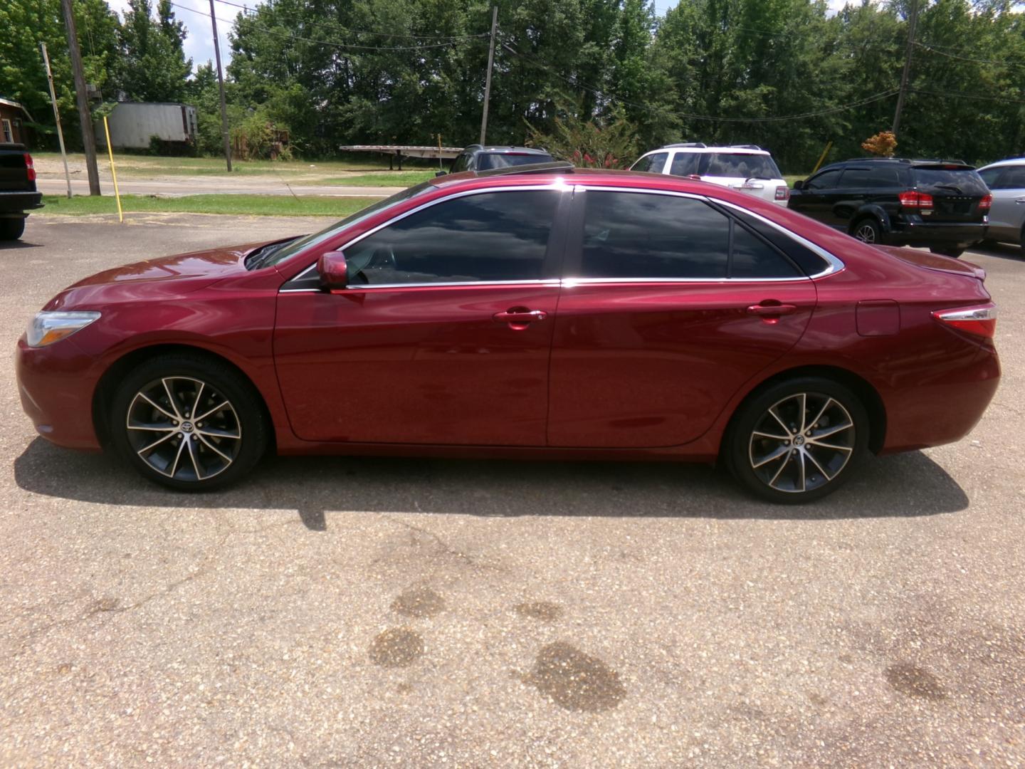 2015 Ruby Flare Pearl /Black Toyota Camry XSE (4T1BF1FK0FU) with an 2.5L I-4 SFI DOHC VVT-i engine, automatic transmission, located at 401 First NE, Bearden, AR, 71720, (870) 687-3414, 33.726528, -92.611519 - Photo#1