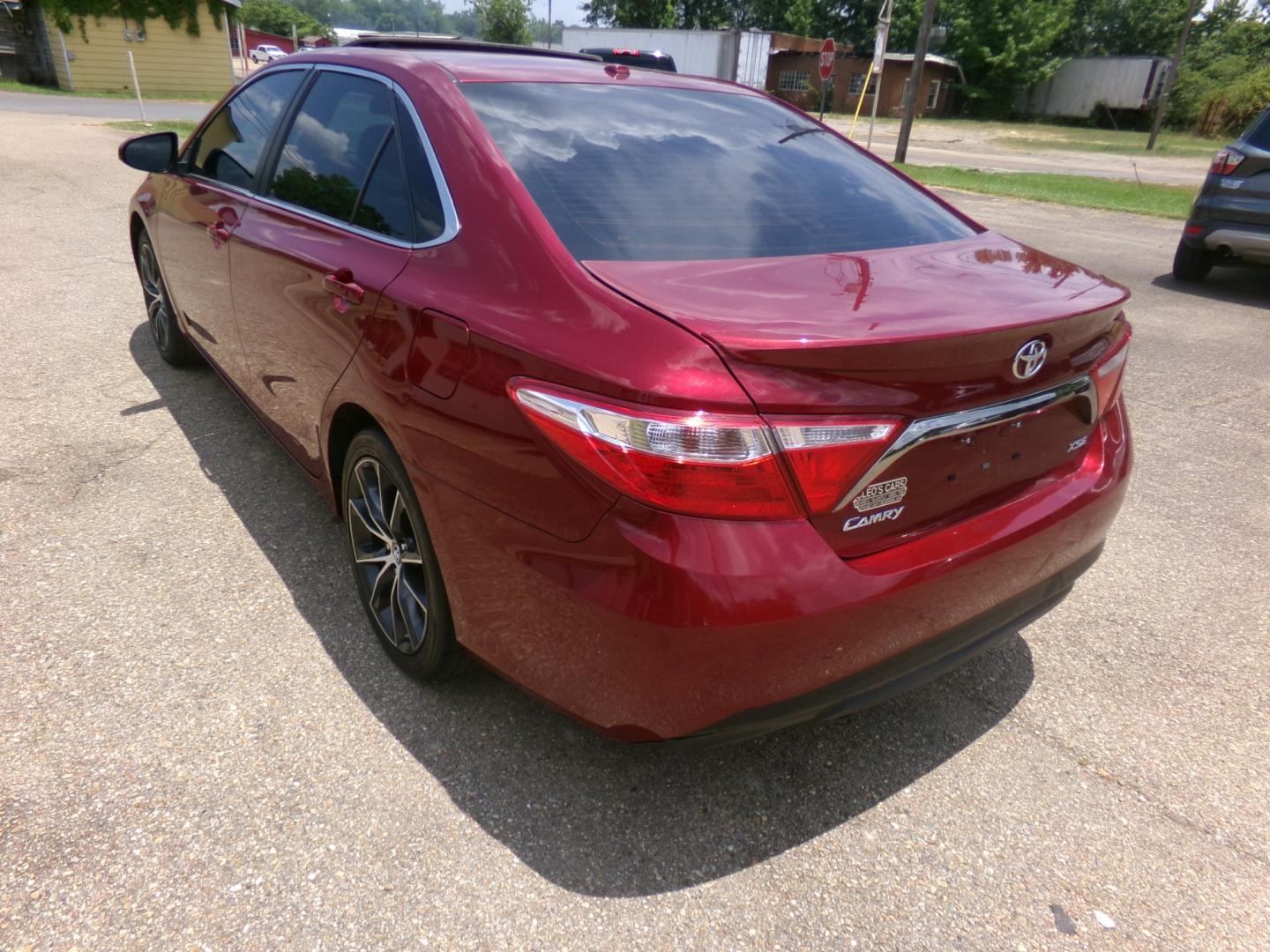 2015 Ruby Flare Pearl /Black Toyota Camry XSE (4T1BF1FK0FU) with an 2.5L I-4 SFI DOHC VVT-i engine, automatic transmission, located at 401 First NE, Bearden, AR, 71720, (870) 687-3414, 33.726528, -92.611519 - Photo#2