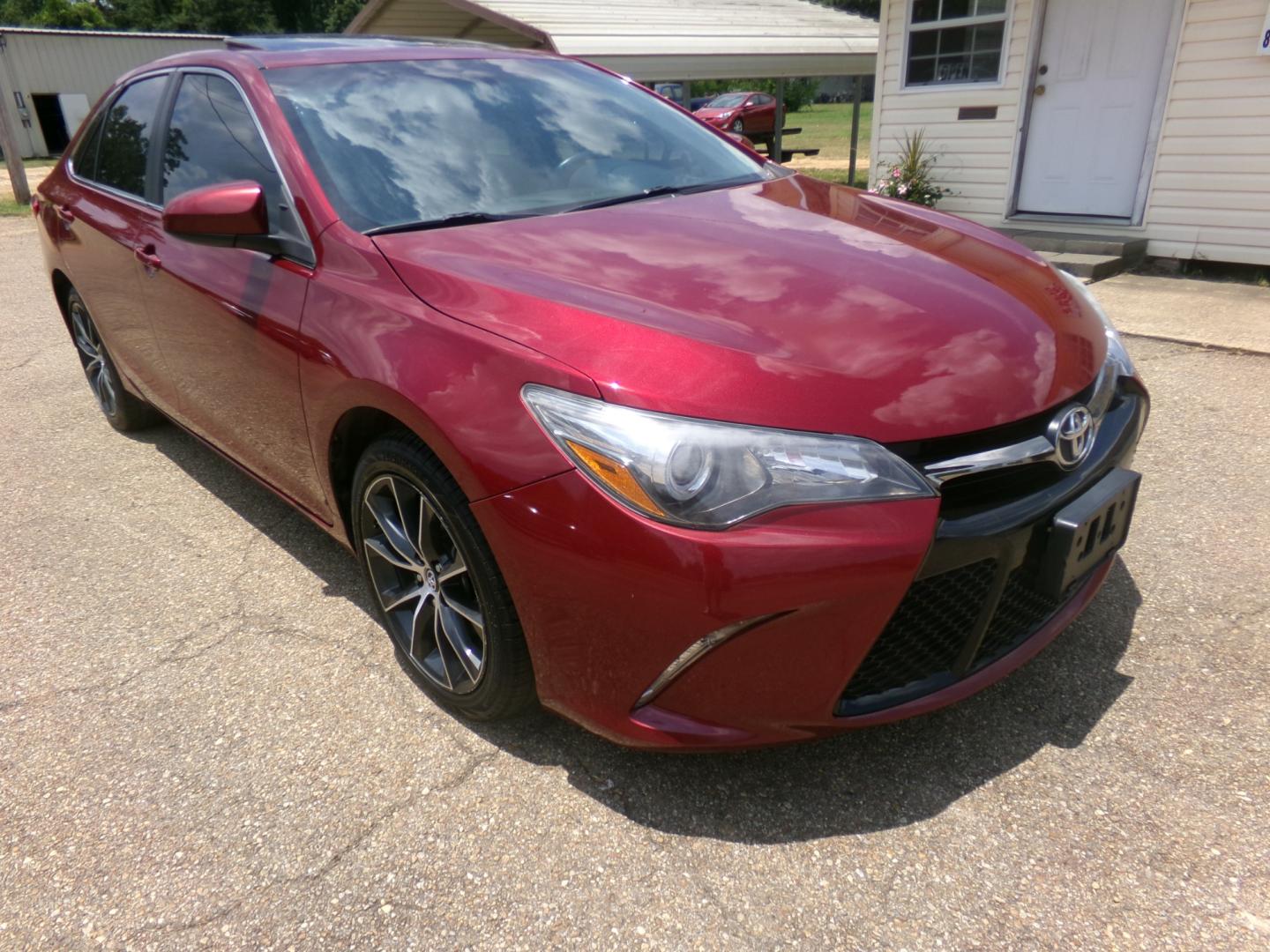 2015 Ruby Flare Pearl /Black Toyota Camry XSE (4T1BF1FK0FU) with an 2.5L I-4 SFI DOHC VVT-i engine, automatic transmission, located at 401 First NE, Bearden, AR, 71720, (870) 687-3414, 33.726528, -92.611519 - Photo#23