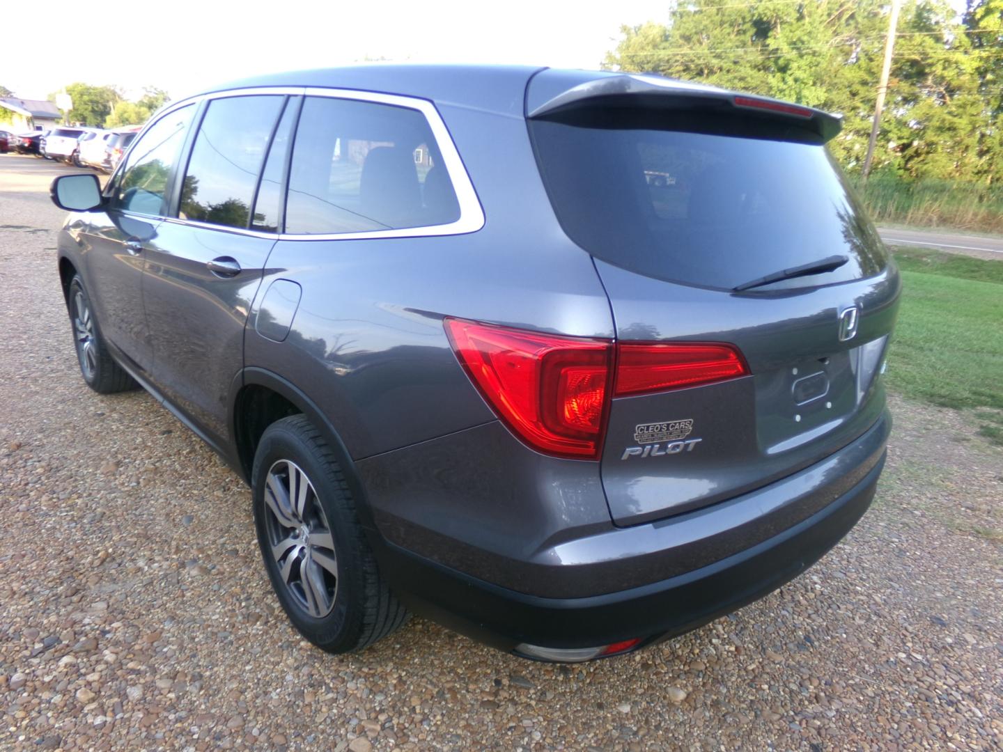 2016 Modern Steel Metallic /Gray Honda Pilot EX-L (5FNYF6H76GB) with an 3.5L V6 engine, automatic transmission, located at 401 First NE, Bearden, AR, 71720, (870) 687-3414, 33.726528, -92.611519 - Photo#2