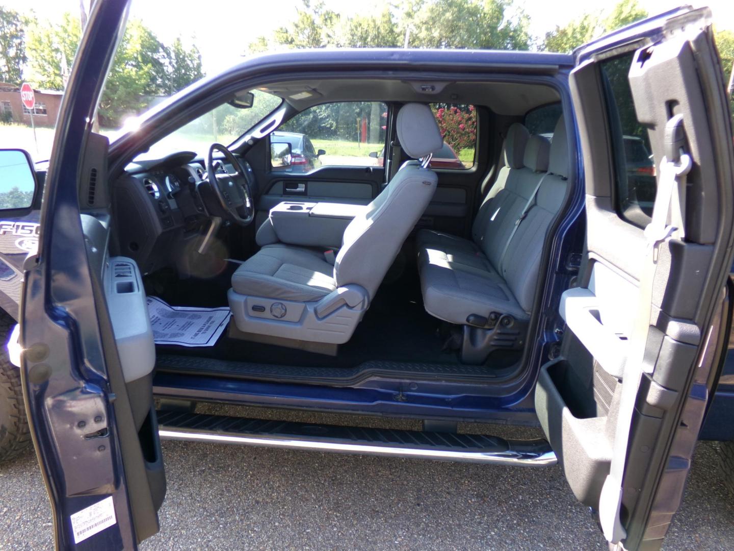 2012 Dark Blue Pearl /Gray Ford F-150 XLT (1FTEX1CM8CK) with an 3.7L engine, 6-speed automatic transmission, located at 401 First NE, Bearden, AR, 71720, (870) 687-3414, 33.726528, -92.611519 - Photo#9