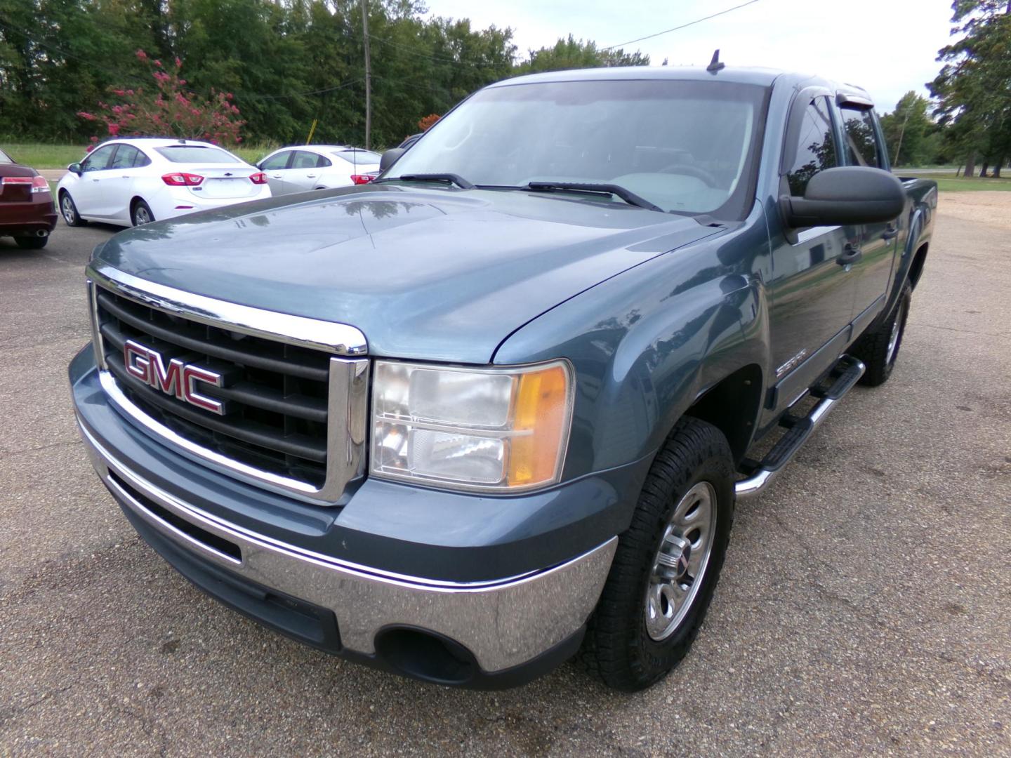 2010 GMC Sierra 1500 SL Crew Cab 2WD (3GTRCUEA9AG) with an 4.8L V8 OHV 16V engine, 4-Speed Automatic transmission, located at 401 First NE, Bearden, AR, 71720, (870) 687-3414, 33.726528, -92.611519 - Photo#0