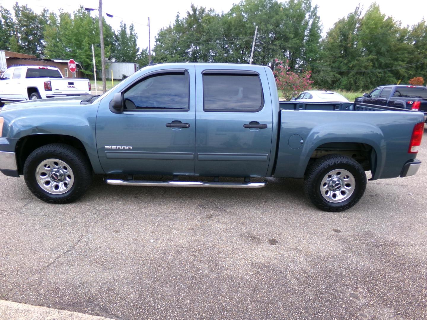 2010 GMC Sierra 1500 SL Crew Cab 2WD (3GTRCUEA9AG) with an 4.8L V8 OHV 16V engine, 4-Speed Automatic transmission, located at 401 First NE, Bearden, AR, 71720, (870) 687-3414, 33.726528, -92.611519 - Photo#1