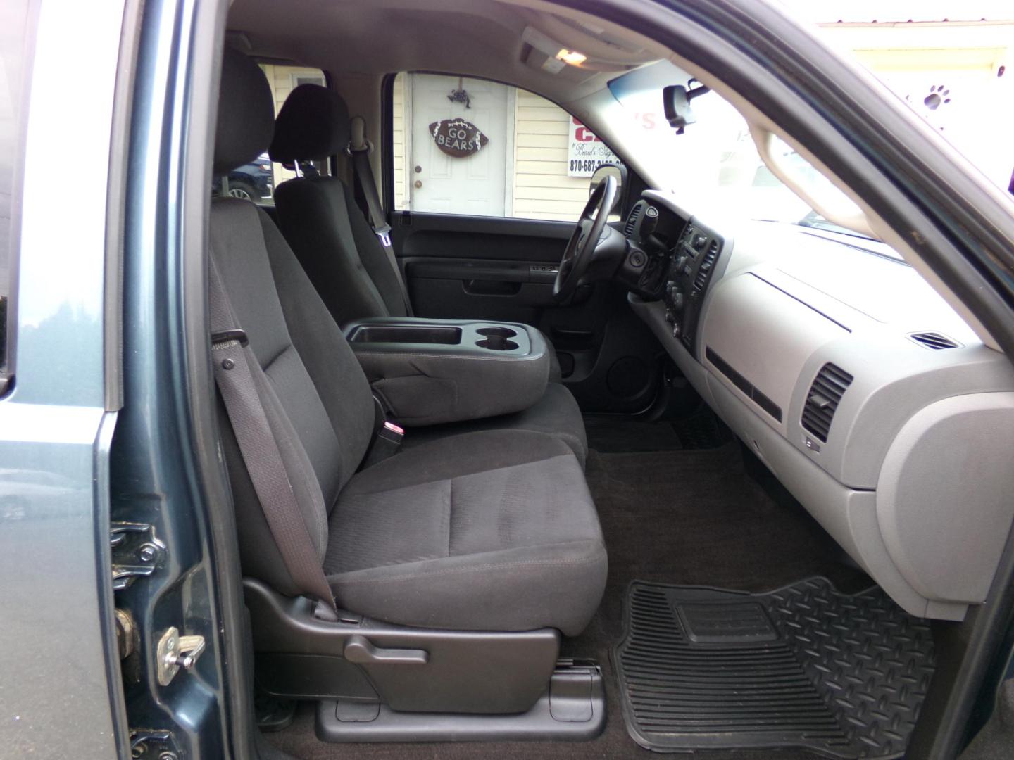 2010 GMC Sierra 1500 SL Crew Cab 2WD (3GTRCUEA9AG) with an 4.8L V8 OHV 16V engine, 4-Speed Automatic transmission, located at 401 First NE, Bearden, AR, 71720, (870) 687-3414, 33.726528, -92.611519 - Photo#15