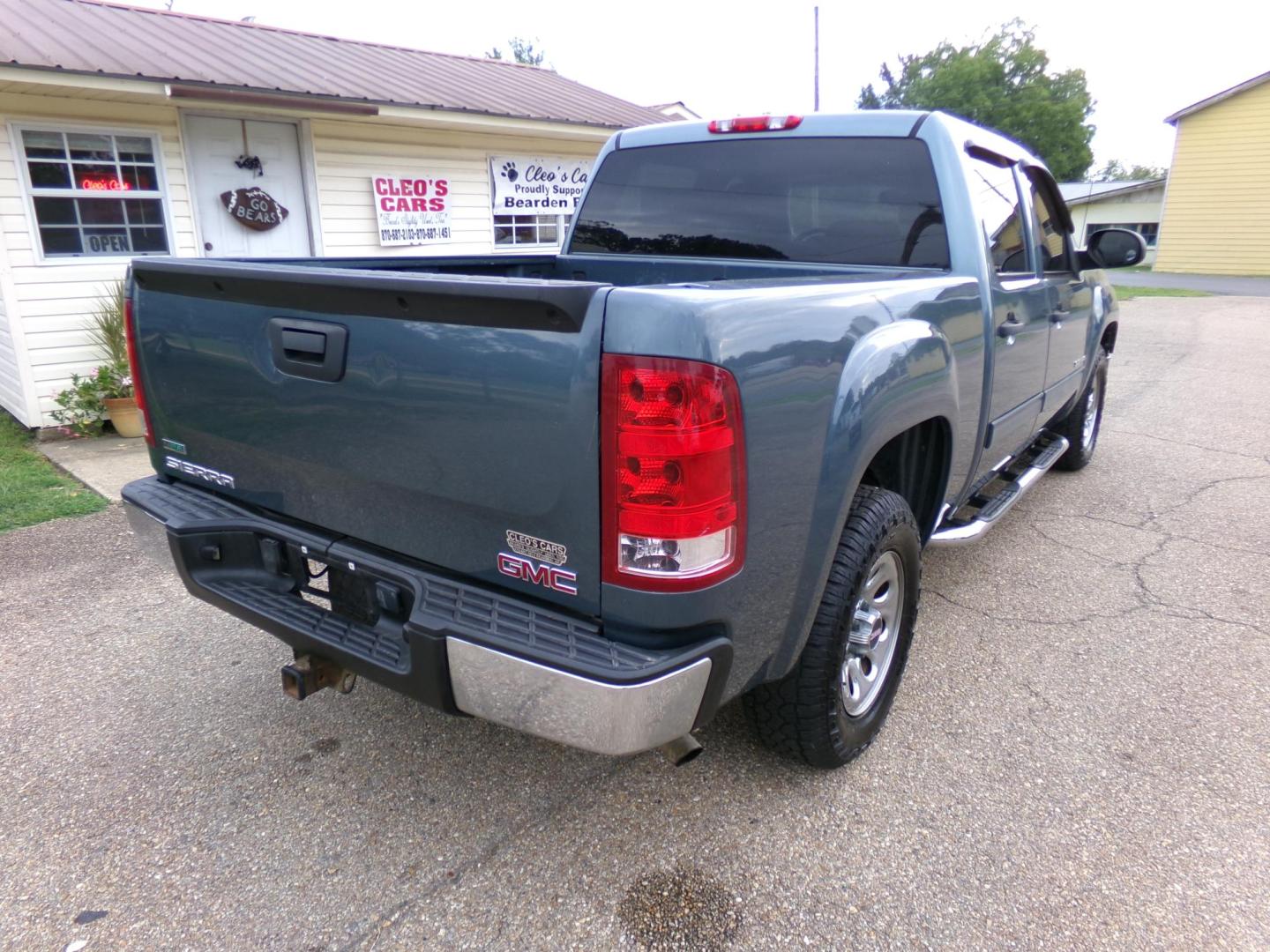 2010 GMC Sierra 1500 SL Crew Cab 2WD (3GTRCUEA9AG) with an 4.8L V8 OHV 16V engine, 4-Speed Automatic transmission, located at 401 First NE, Bearden, AR, 71720, (870) 687-3414, 33.726528, -92.611519 - Photo#17