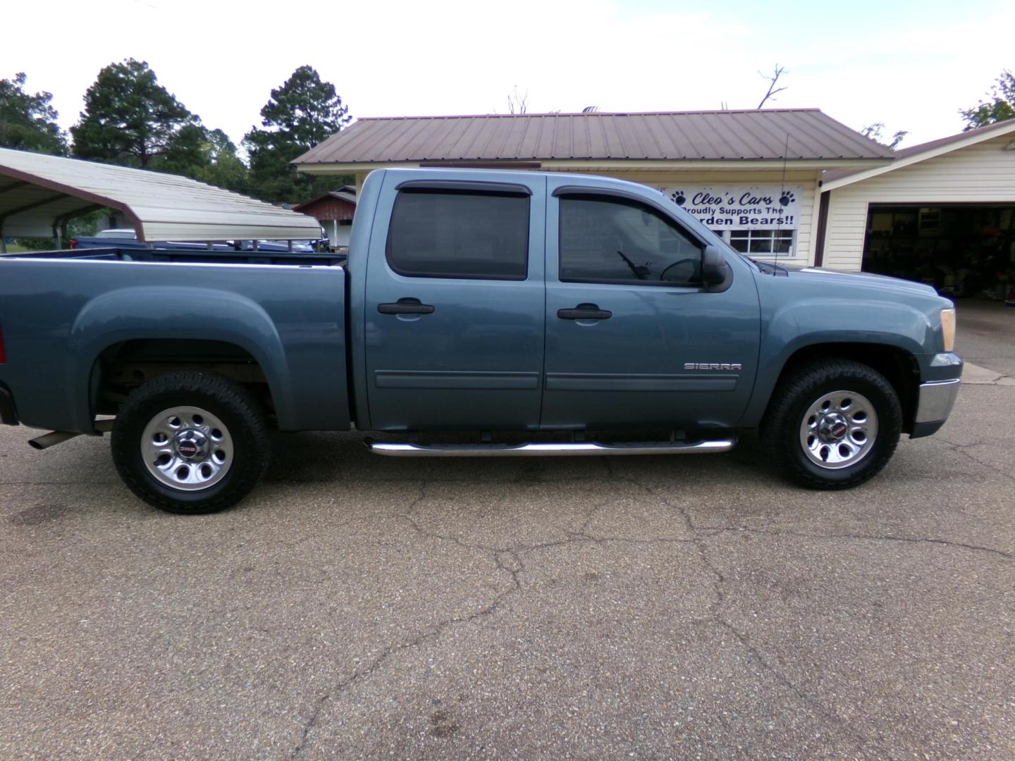 2010 GMC Sierra 1500 SL Crew Cab 2WD (3GTRCUEA9AG) with an 4.8L V8 OHV 16V engine, 4-Speed Automatic transmission, located at 401 First NE, Bearden, AR, 71720, (870) 687-3414, 33.726528, -92.611519 - Photo#18