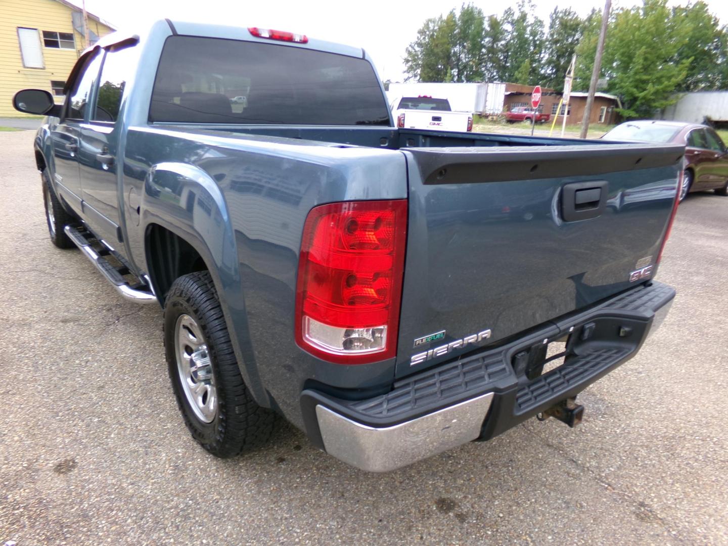 2010 GMC Sierra 1500 SL Crew Cab 2WD (3GTRCUEA9AG) with an 4.8L V8 OHV 16V engine, 4-Speed Automatic transmission, located at 401 First NE, Bearden, AR, 71720, (870) 687-3414, 33.726528, -92.611519 - Photo#2