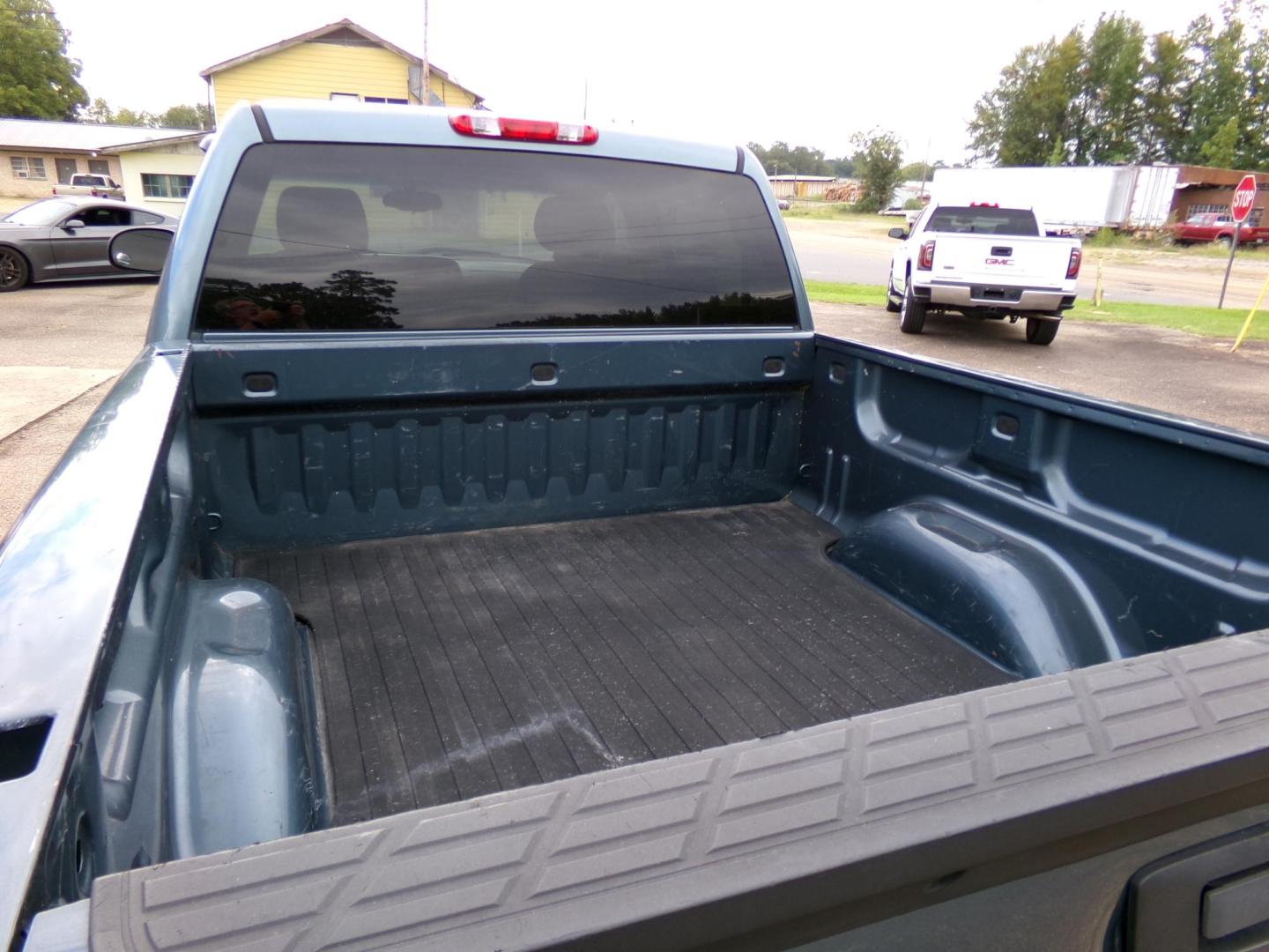 2010 GMC Sierra 1500 SL Crew Cab 2WD (3GTRCUEA9AG) with an 4.8L V8 OHV 16V engine, 4-Speed Automatic transmission, located at 401 First NE, Bearden, AR, 71720, (870) 687-3414, 33.726528, -92.611519 - Photo#3