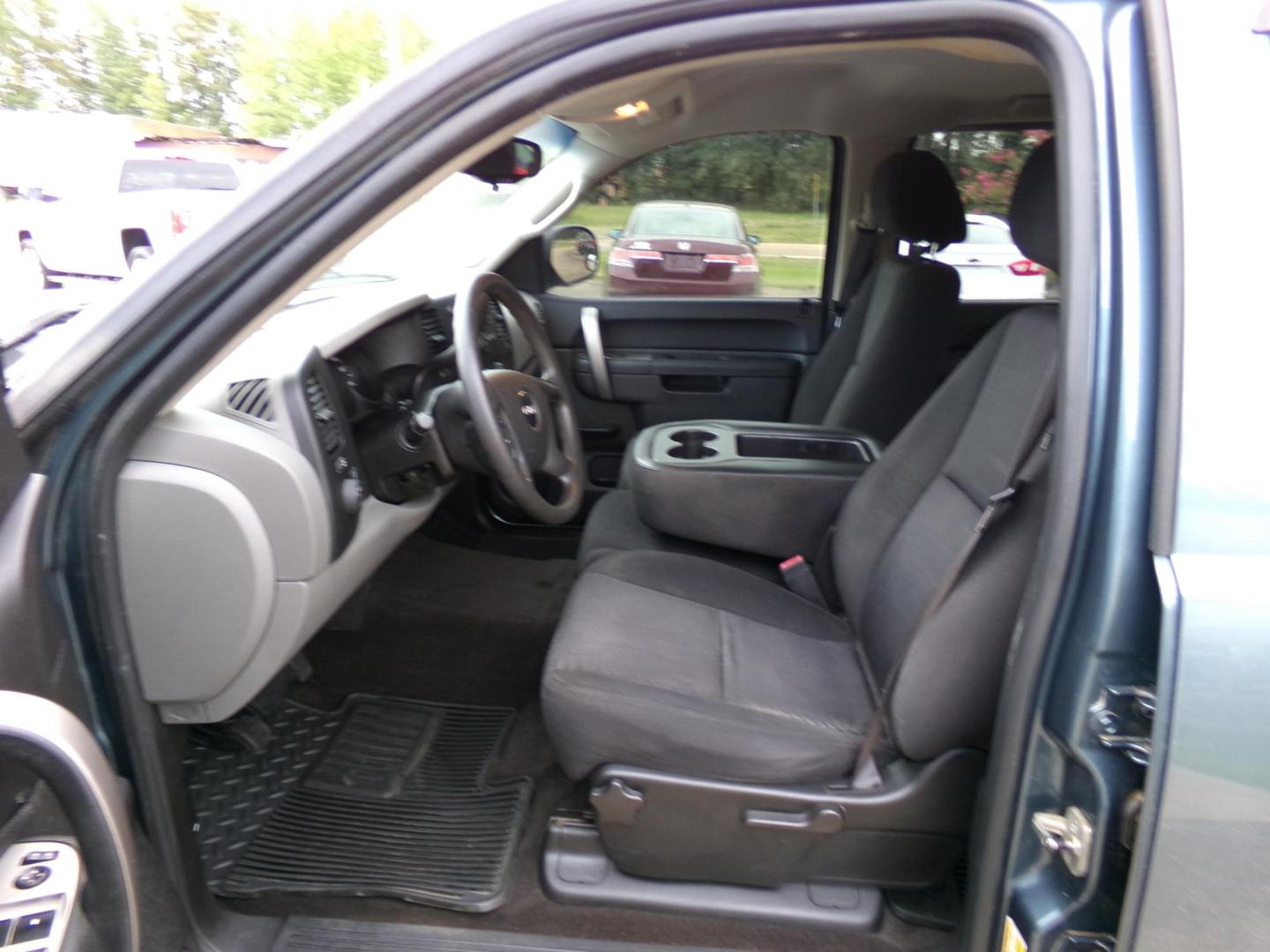 2010 GMC Sierra 1500 SL Crew Cab 2WD (3GTRCUEA9AG) with an 4.8L V8 OHV 16V engine, 4-Speed Automatic transmission, located at 401 First NE, Bearden, AR, 71720, (870) 687-3414, 33.726528, -92.611519 - Photo#8