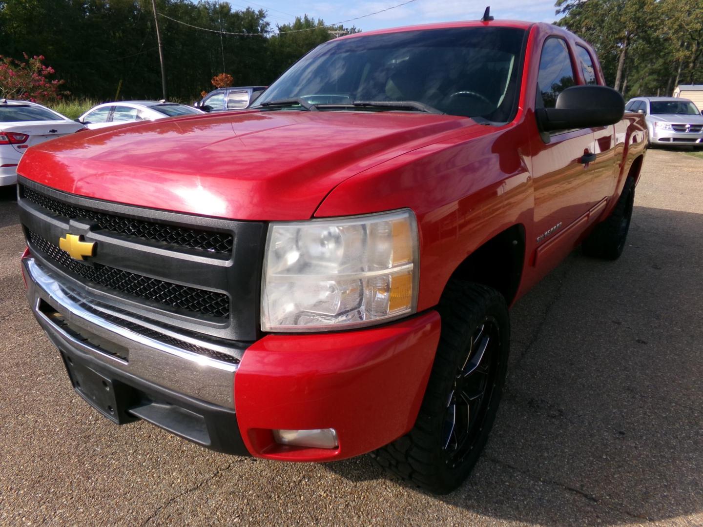 2011 Bright Red /Tan Chevrolet Silverado 1500 LT Ext. Cab 2WD (1GCRCSE04BZ) with an 5.3L V8 OHV 16V FFV engine, 4-Speed Automatic transmission, located at 401 First NE, Bearden, AR, 71720, (870) 687-3414, 33.726528, -92.611519 - Photo#16